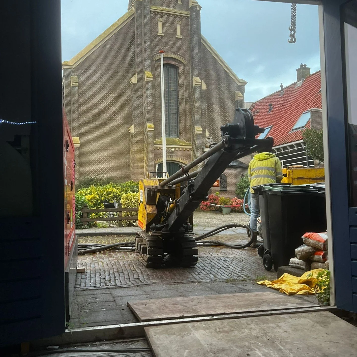 Smalle machine die zo mooi naar binnen kan rijden. Dit om de nieuwe palen te kunnen slaan.