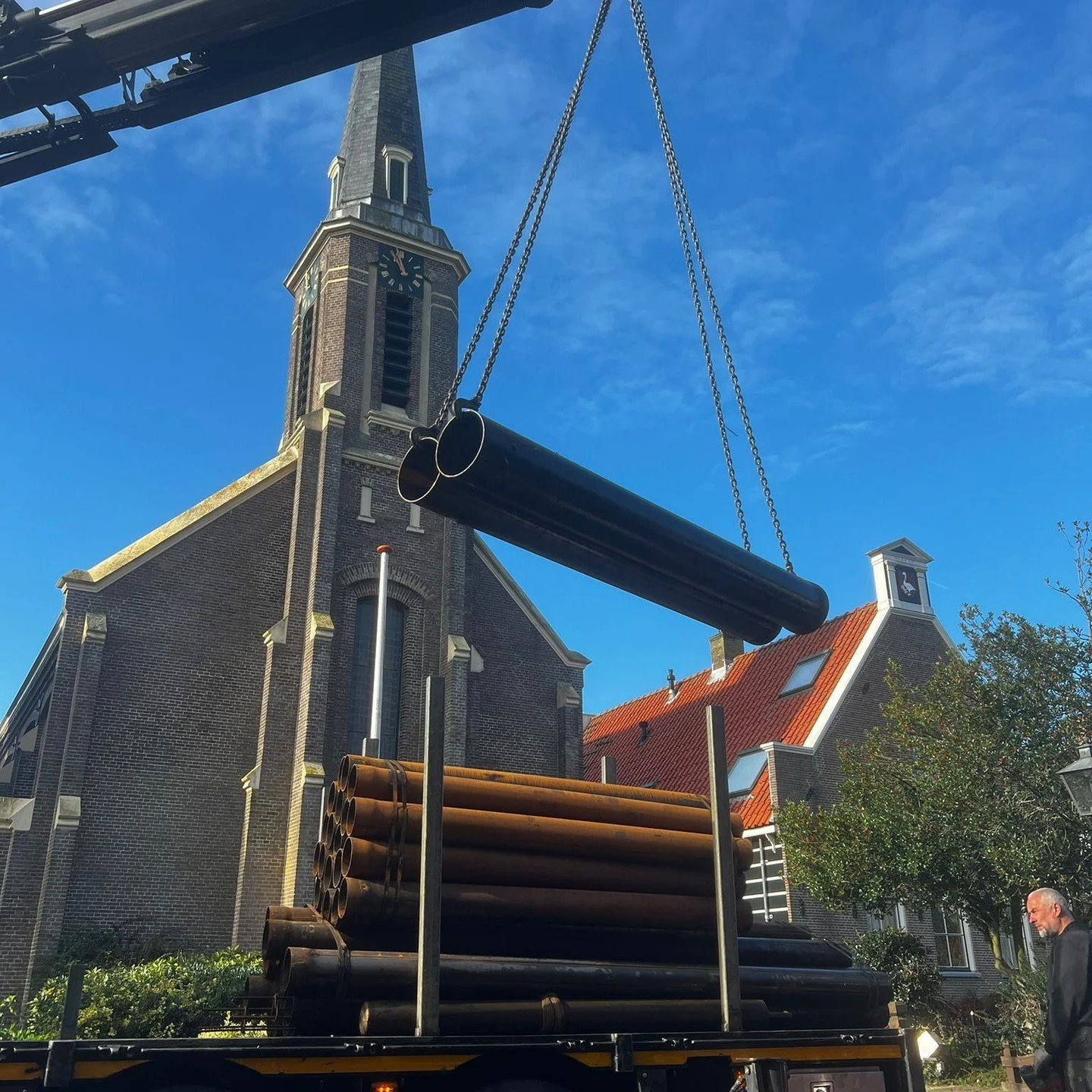 Buispalen worden op het werk geleverd. Deze palen worden de grond in geslagen en aan elkaar gelast om de nieuwe funderingspalen te vormen.
👏👏