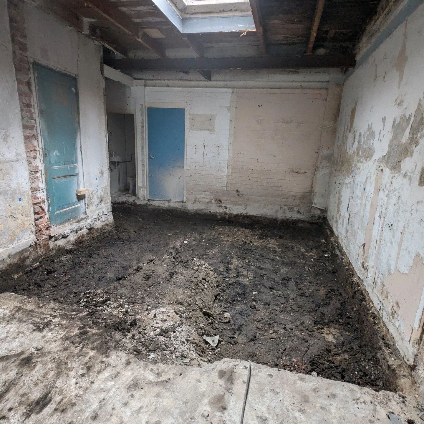 In dit werk de oude ungefundeerde betonvloer verwijderd. Nu kunnen wij door middel van inkassingen de gemetselde muren weer opvangen aan de nieuw te bouwen gefundeerde vloer.