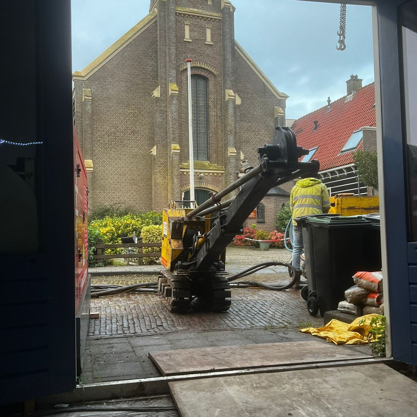 Smalle machine die zo mooi naar binnen kan rijden. Dit om de nieuwe palen te kunnen slaan.