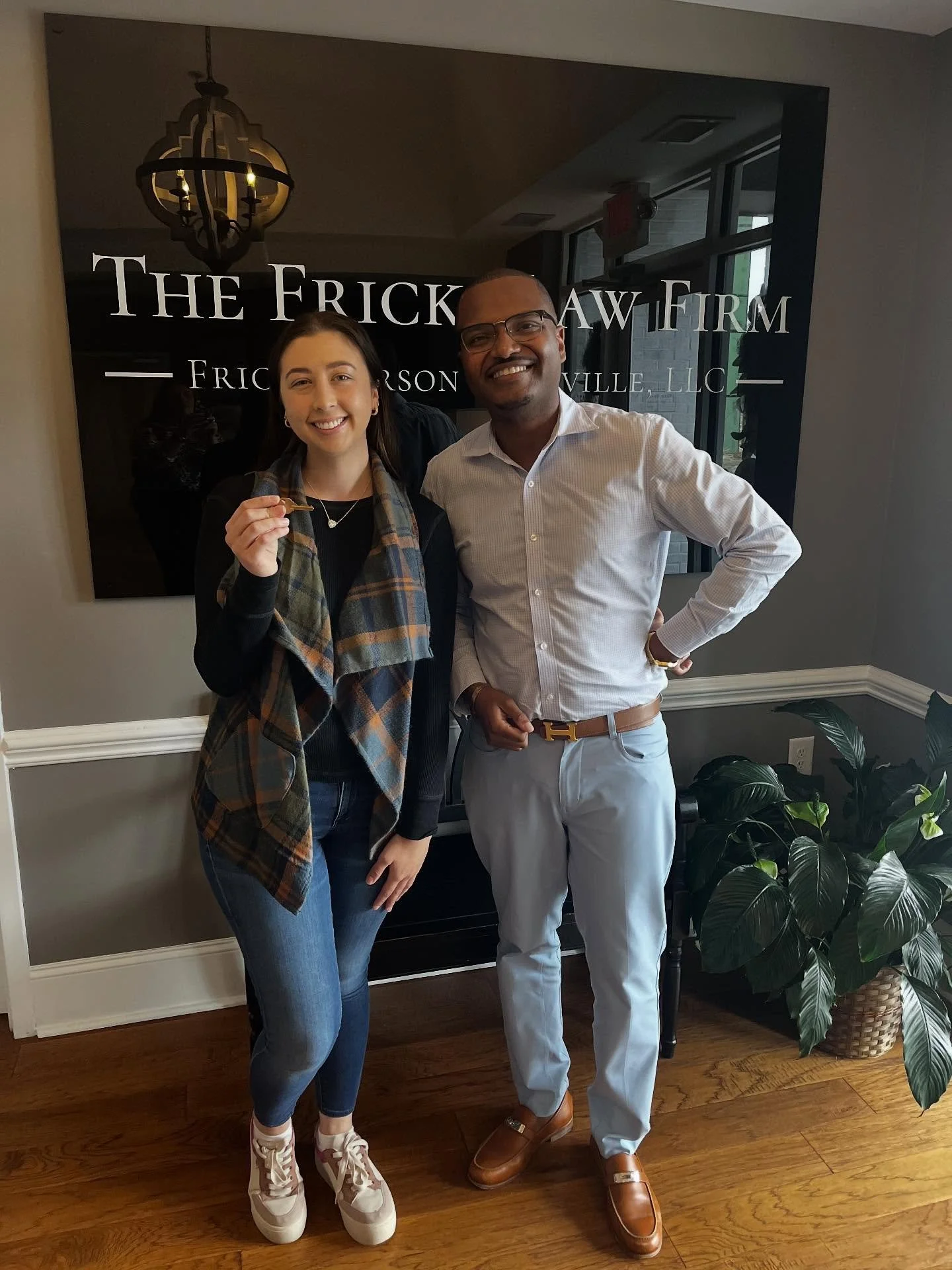 ๐กโจ JUST SOLD! โจ๐ก
There’s nothing quite like handing the keys to a first-time homebuyer — especially when it’s someone who dreamed of a charming home and trusted me to help her find the one. ๐
It took a few tries, a lot of trust,