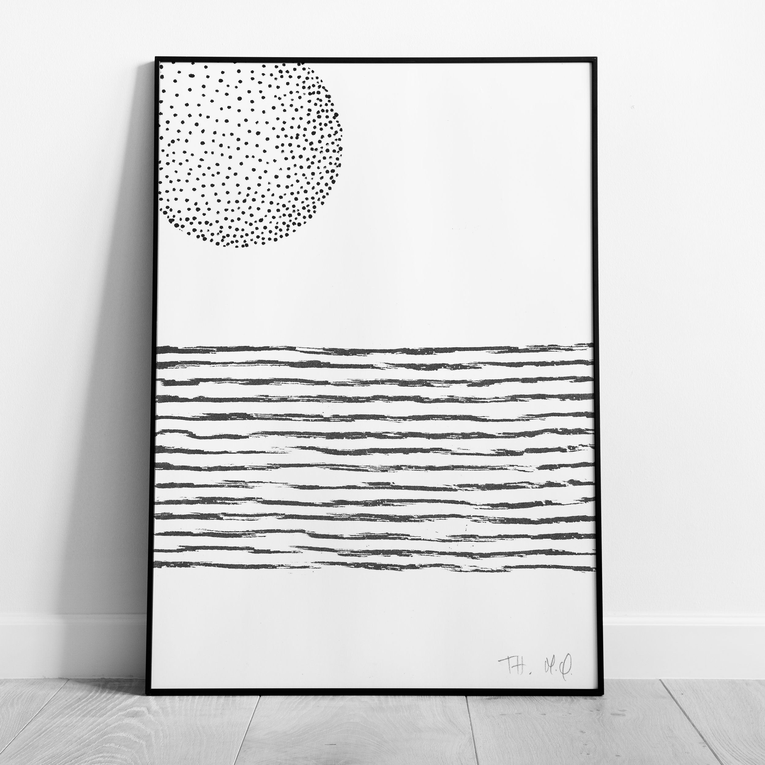 Affiche minimaliste en noir et blanc avec un cercle de points et des lignes horizontales, encadrée, posée contre un mur blanc.