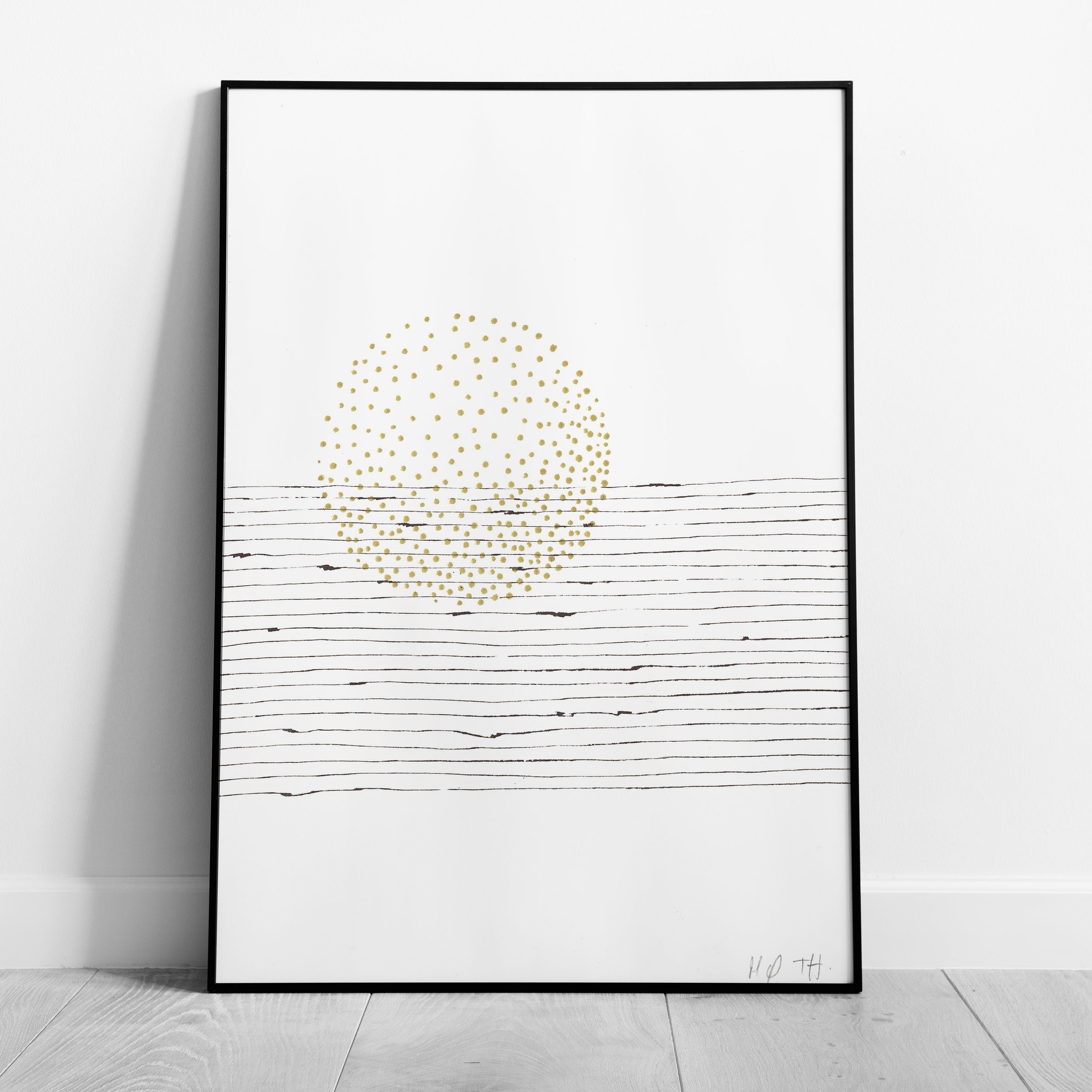 Affiche minimaliste en noir et blanc avec un cercle doré composé de petits points au-dessus de lignes horizontales noires. Le cadre repose sur un sol en bois clair.