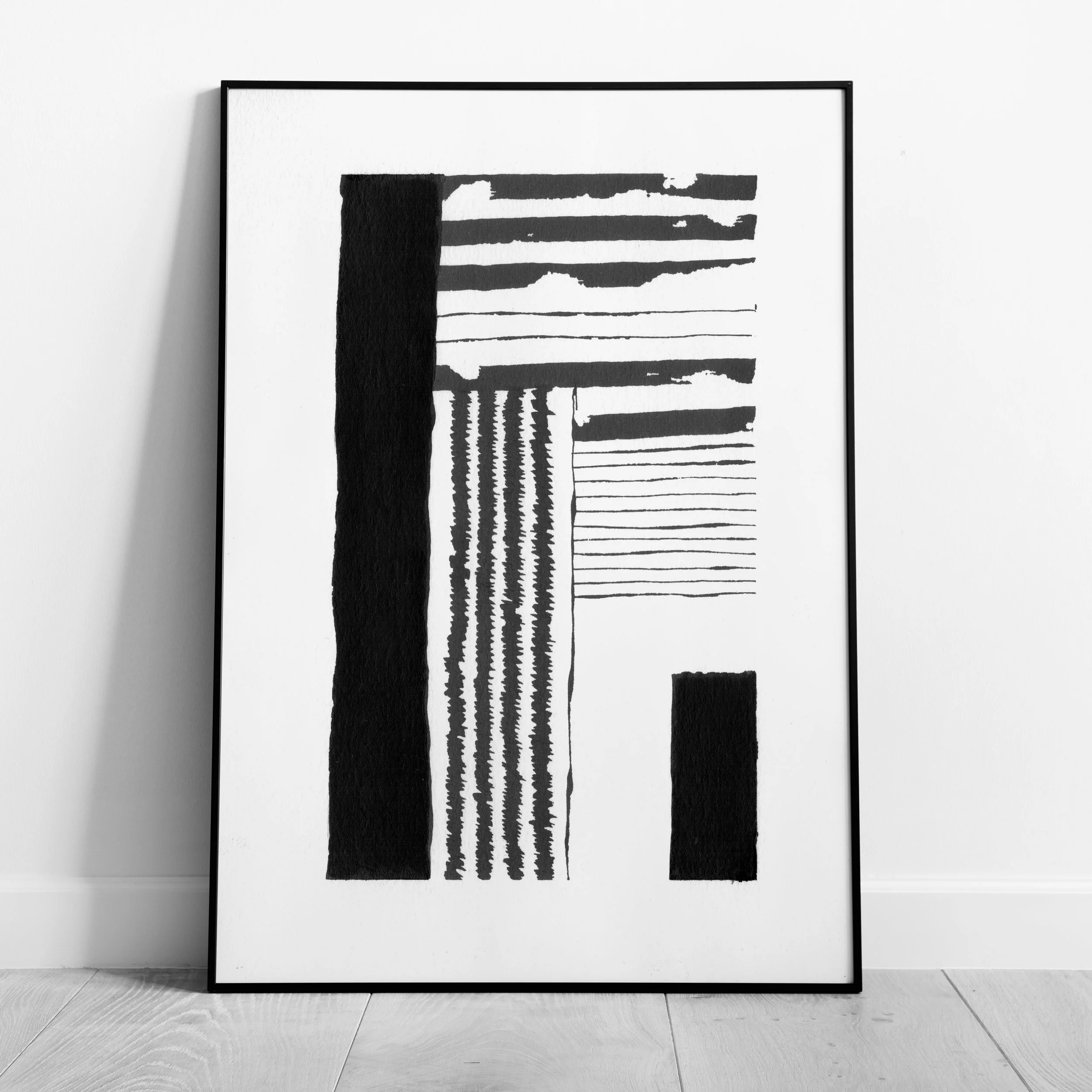 Affiche avec motifs abstraits en noir et blanc, encadrée au sol.