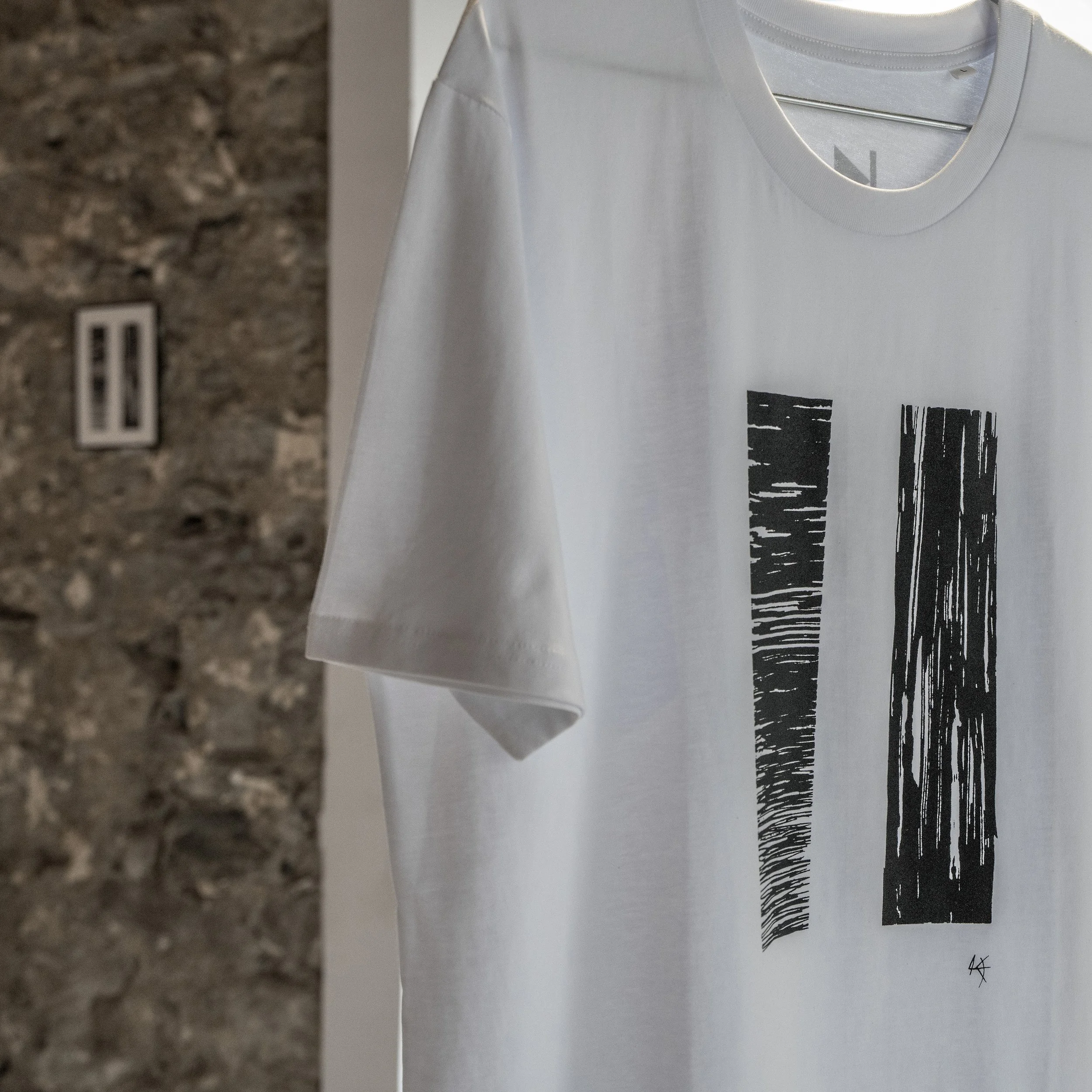 T-shirt blanc avec imprimé abstrait noir