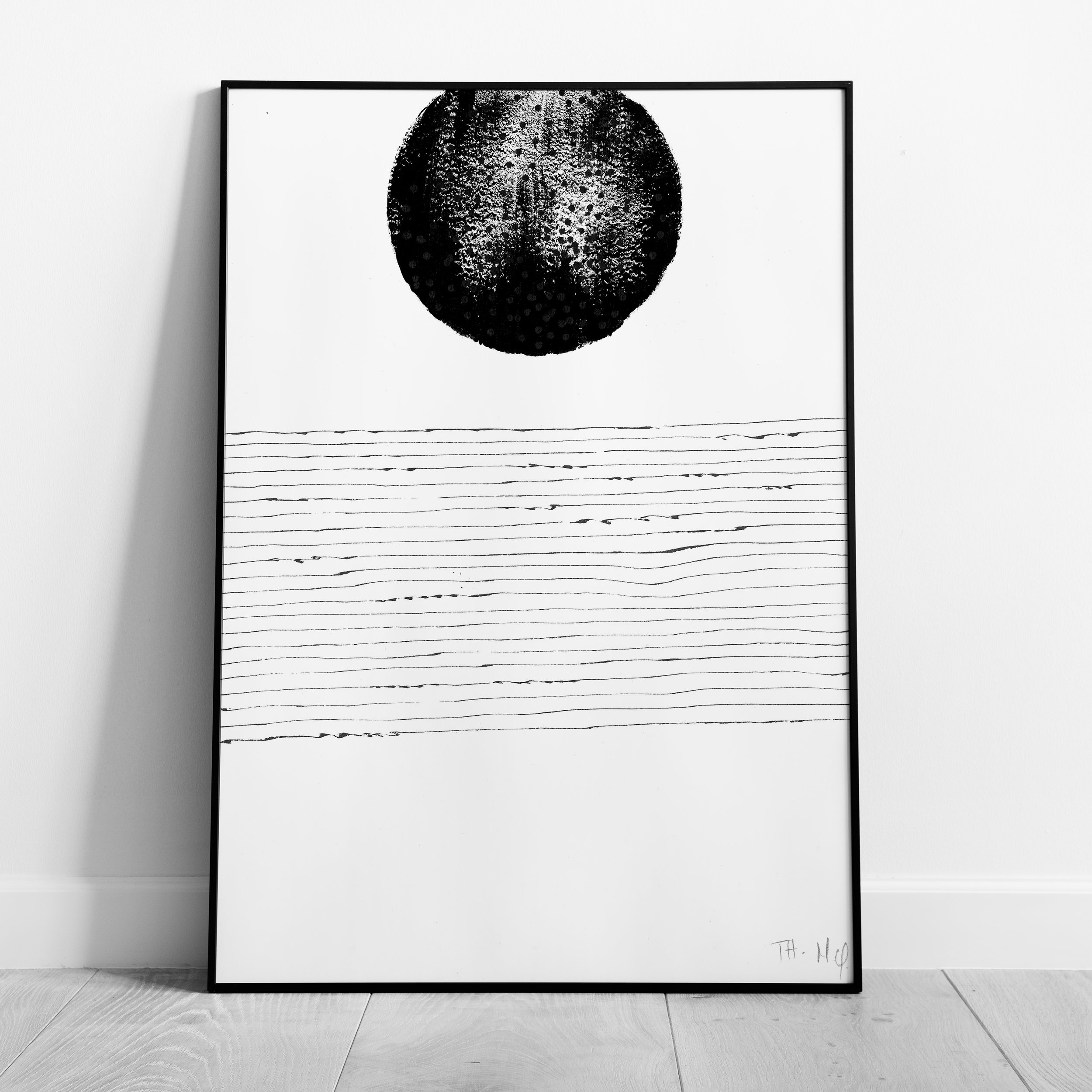 Affiche minimaliste avec un cercle noir texturé au sommet sur un fond blanc et des lignes horizontales fines en dessous, encadrée.