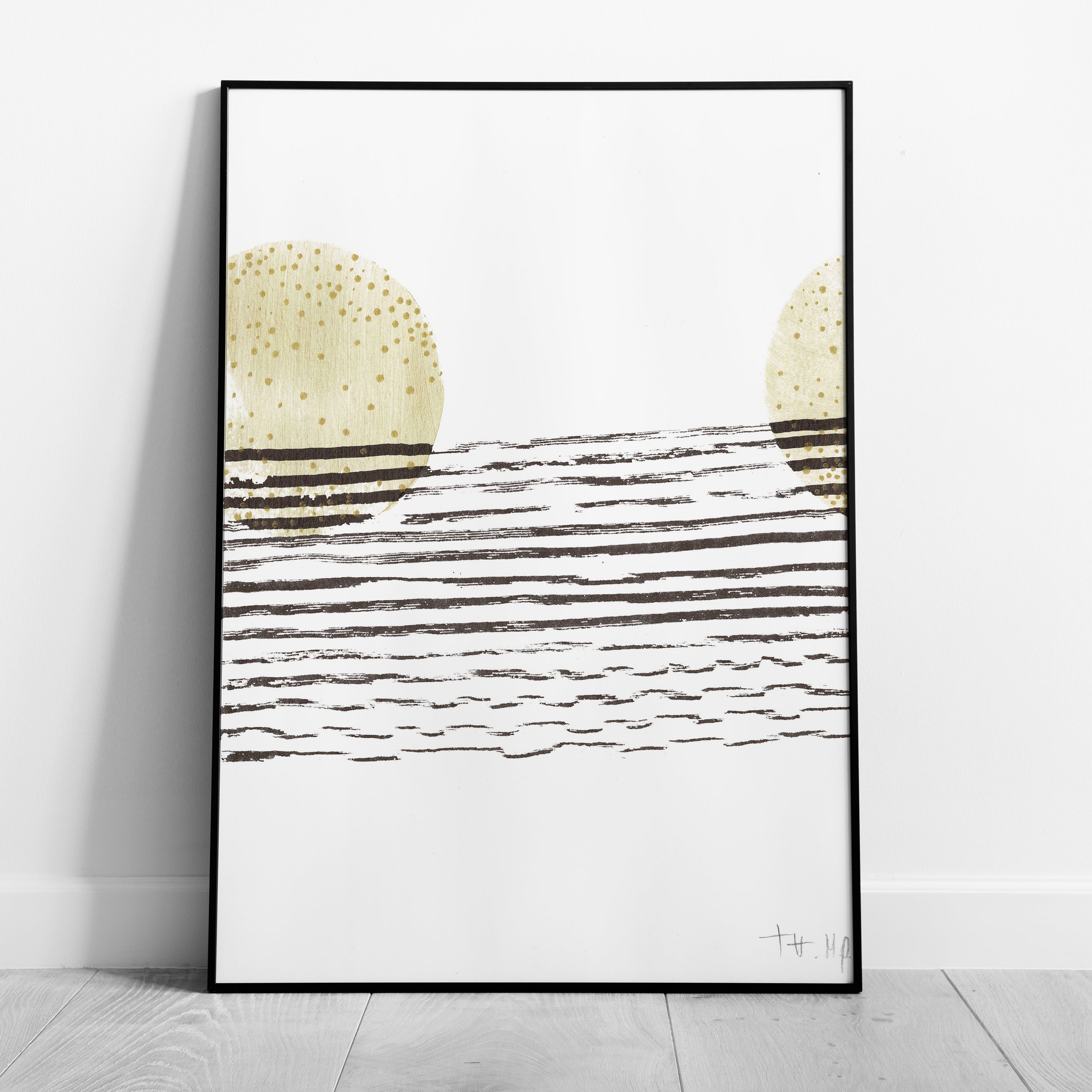 Affiche d'art moderne avec deux cercles jaunes texturés et des lignes horizontales noires sur fond blanc, posée contre un mur.