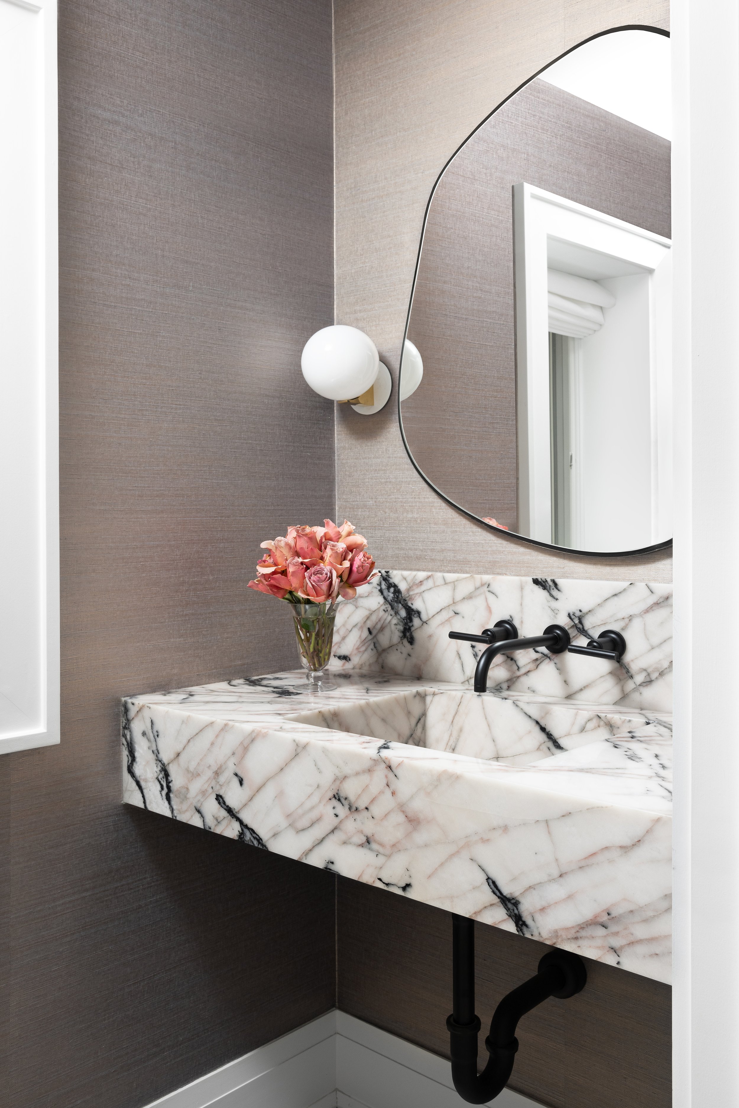 Bajkal_Crystal_Quartzite_SLBAJCP2_Powder_Room_Dana_Pollack_Residance_01.jpg