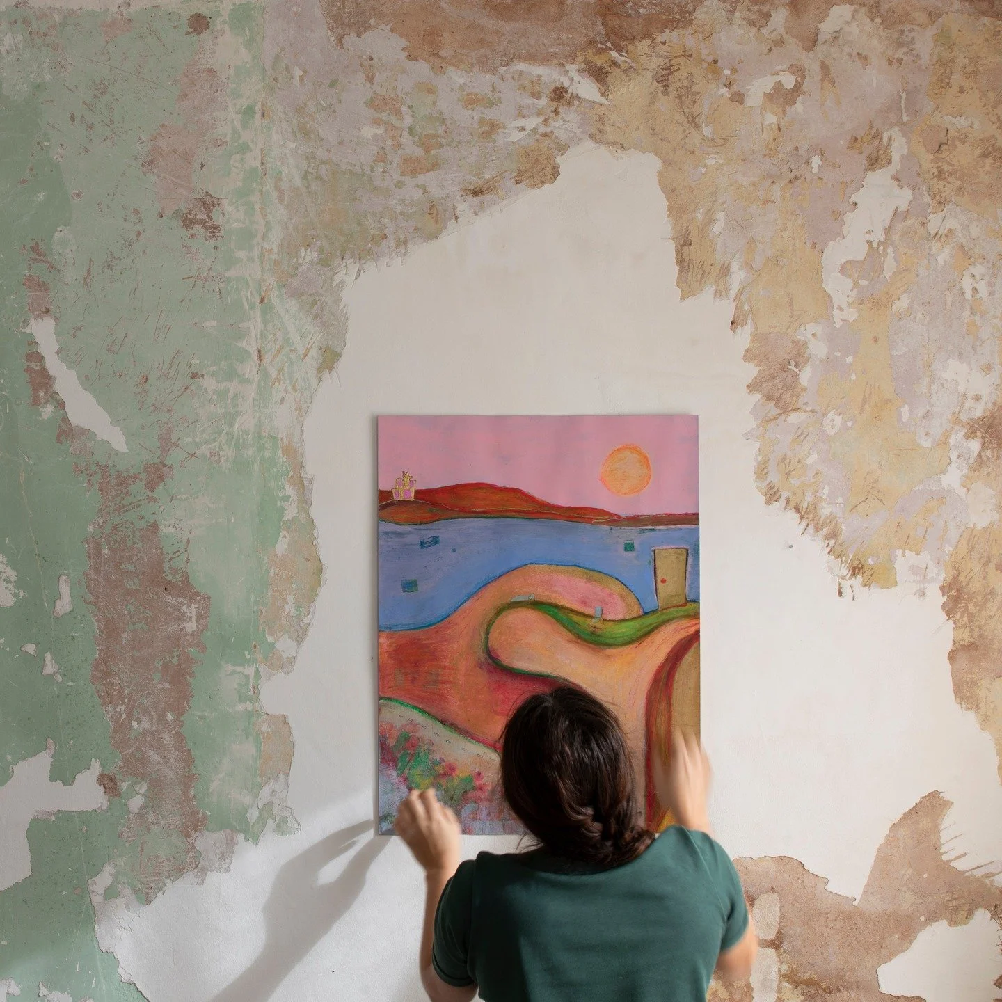 Accrochage des nouvelles peintures @lestudiocaillou avec @carolineferaud ❤️