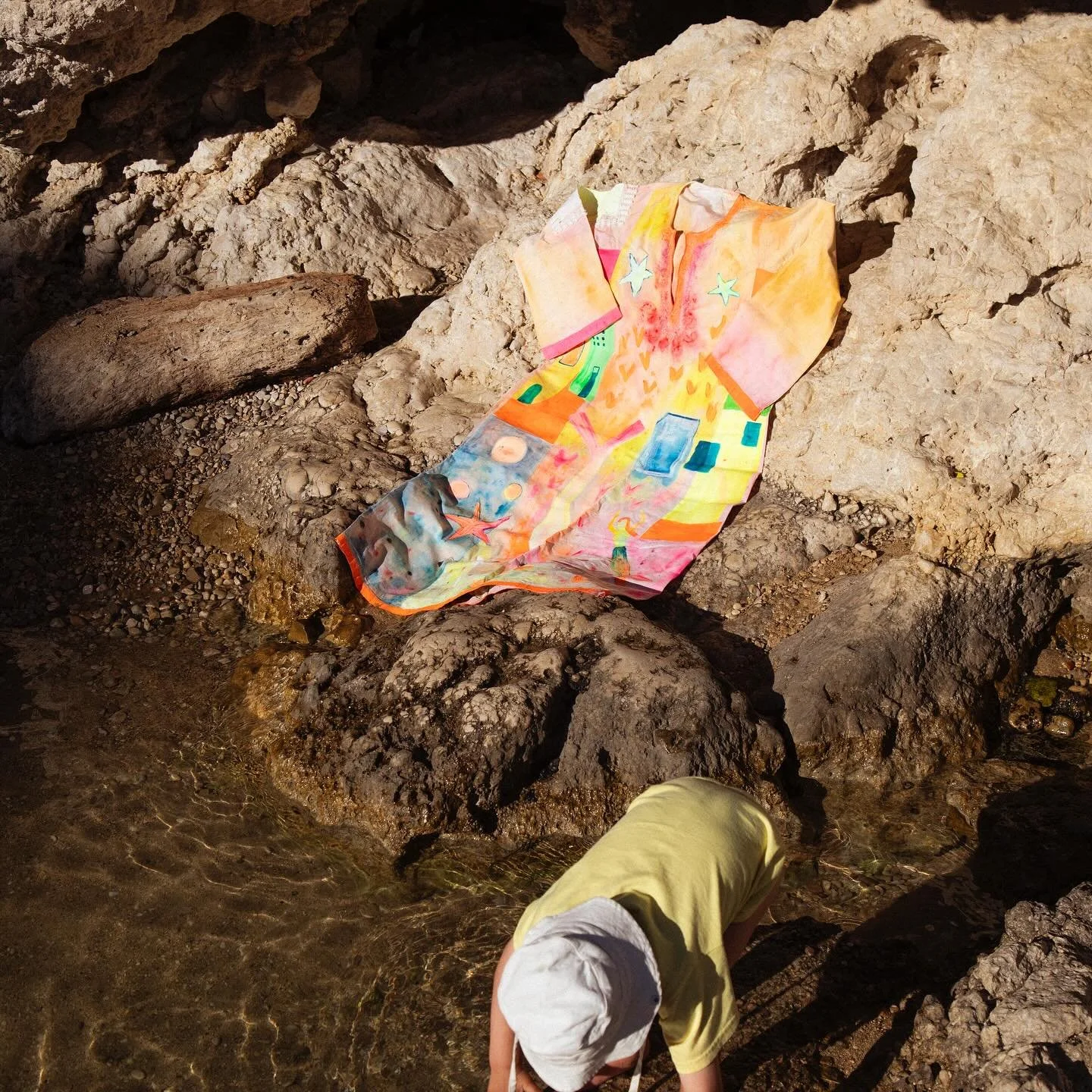 Balade &agrave; Niolon, djellaba du march&eacute; prenant son bain de soleil, mood sir&egrave;ne activ&eacute; pr&ecirc;te &agrave; affronter l&rsquo;&eacute;t&eacute;. 📸 @carolineferaud