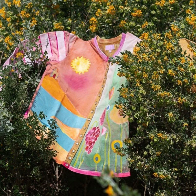 Cardigan @agnesb_officiel transform&eacute; en &oelig;uvre d&rsquo;art apr&egrave;s une chute de sauce tomate ❤️ Dans le va-et-vient des choses, les accidents deviennent formes, les traces deviennent r&eacute;cit. @mariepacifique_bibemus 📸