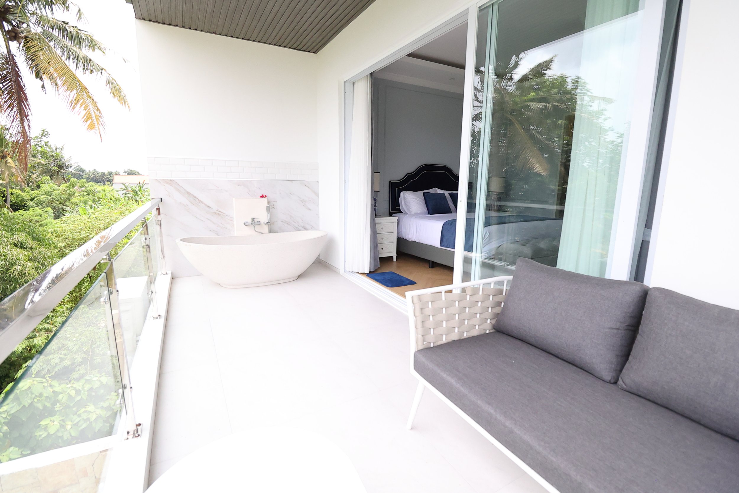 4Br-Hampton Room Hot Tub Patio.JPG