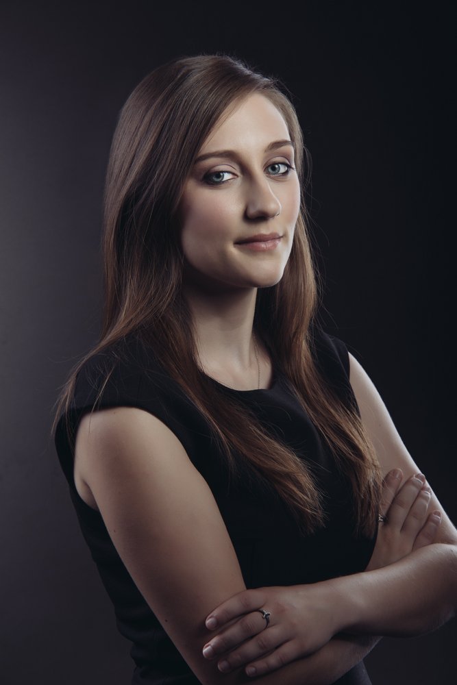 Professional business portraits for women & headshot in Porto photography studio.