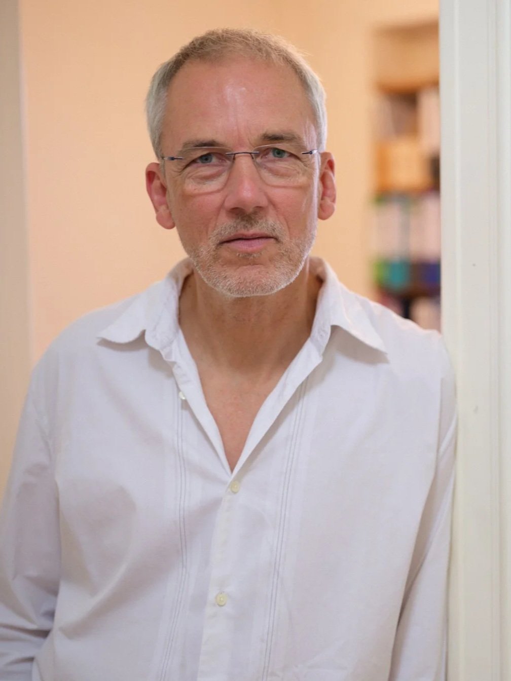 Andreas Brieschke steht im Türrahmen zu seinem Praxiszimmer in der Linienstraße, Berlin.