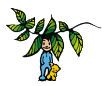 Ein Kind mit einer Gummiente unter einem Baum mit grünen Blättern.
