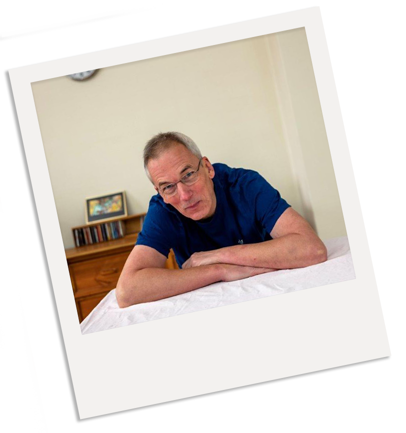Andreas Brischke im Praxiszimmer, lächelt in die Kamera