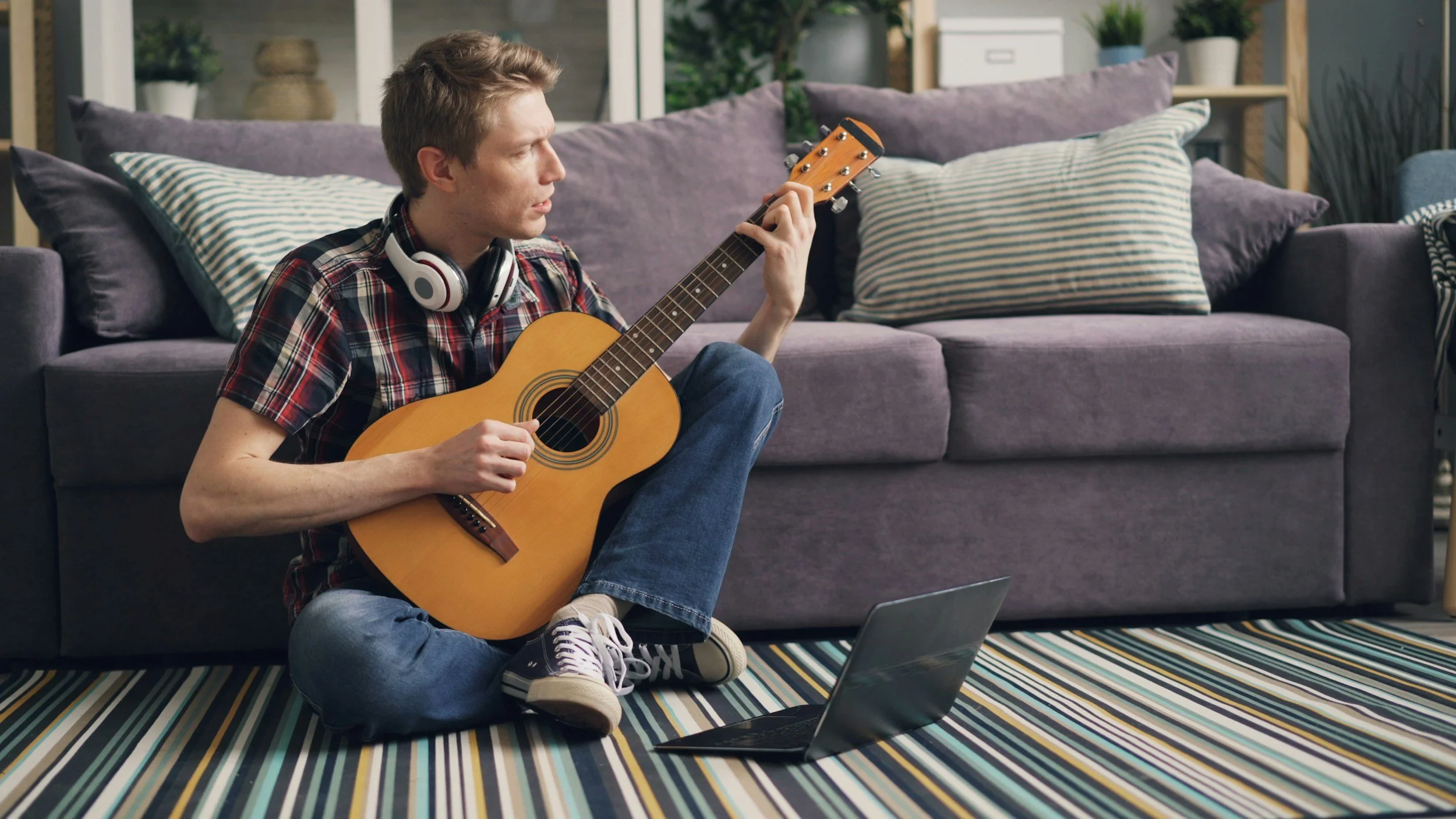 In-Person vs Online Guitar Lessons: Which Is Better?