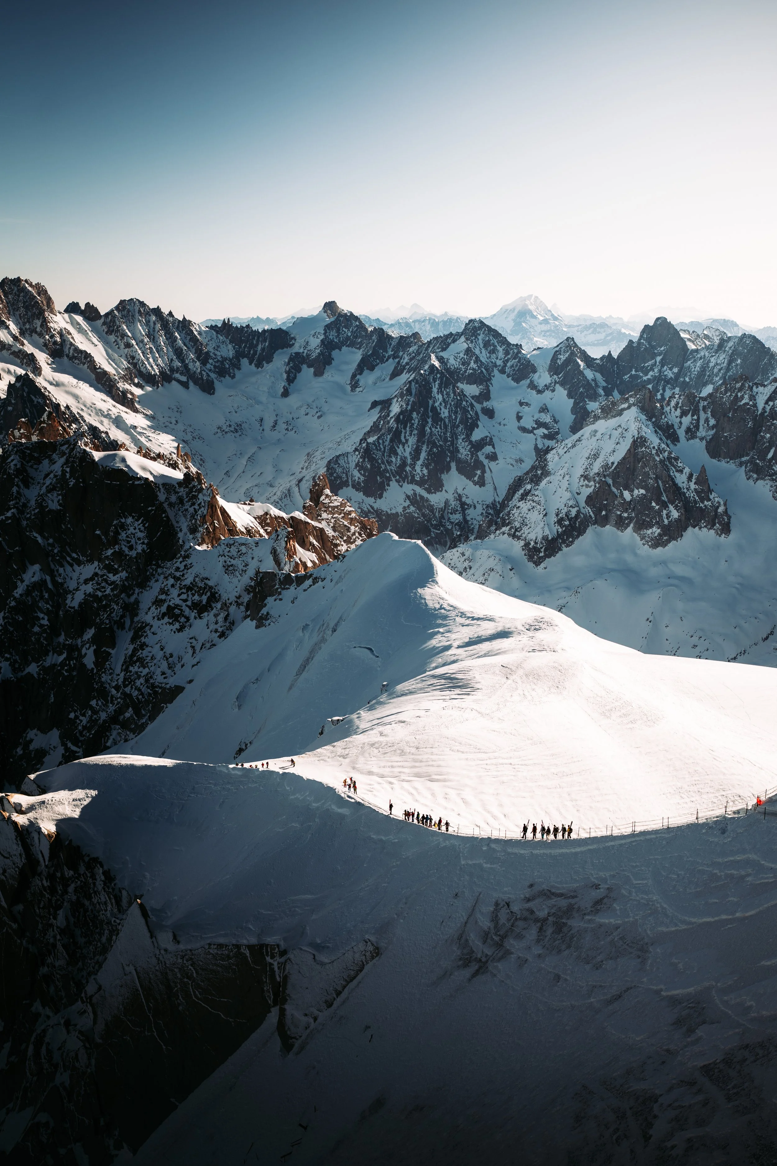 Des skieurs à l'aiguille du midi