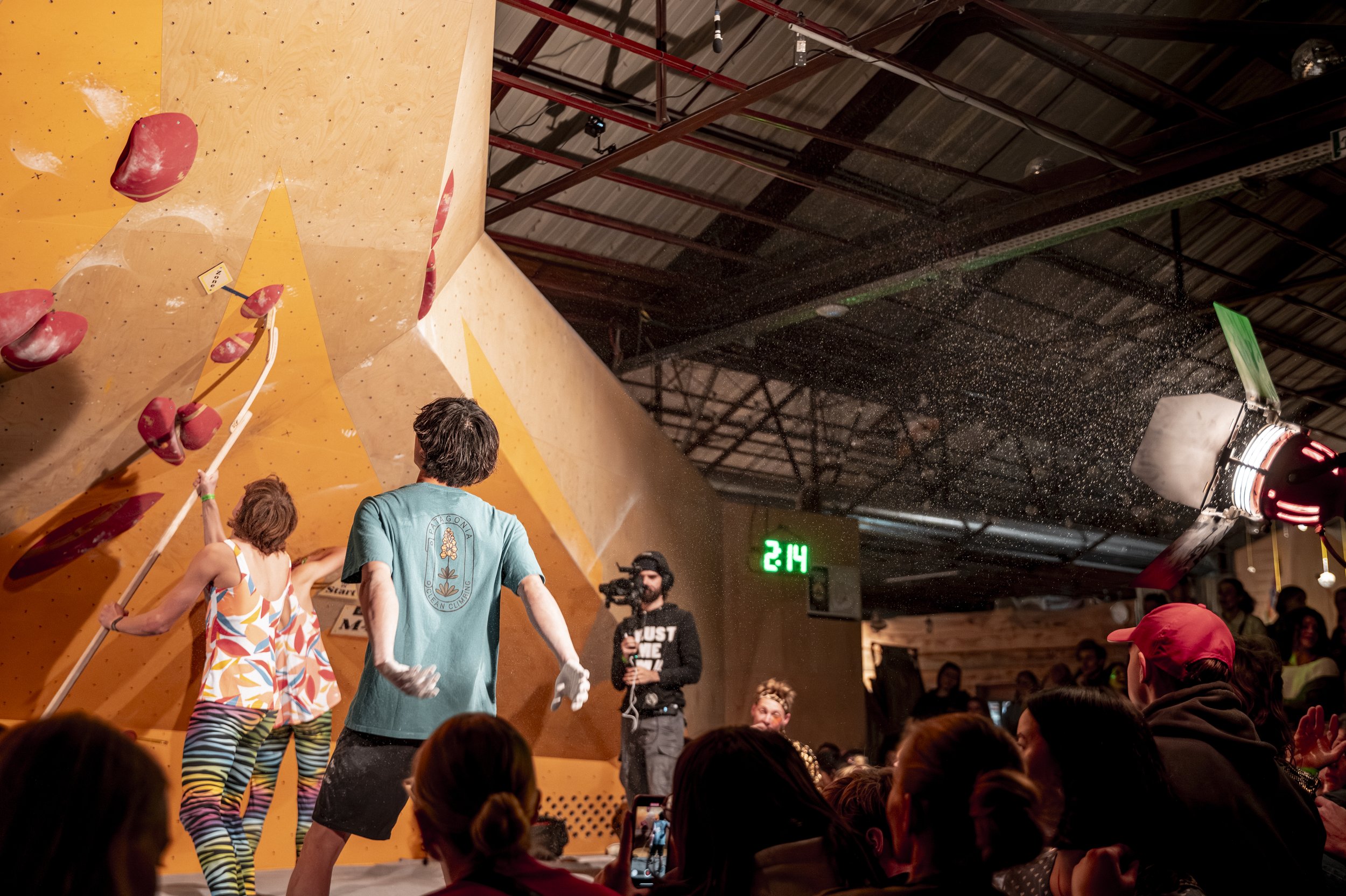 Sohta Amagasa debout devant le dernier bloc de la finale du Master of fire 2023 dans la salle du Camp de Base