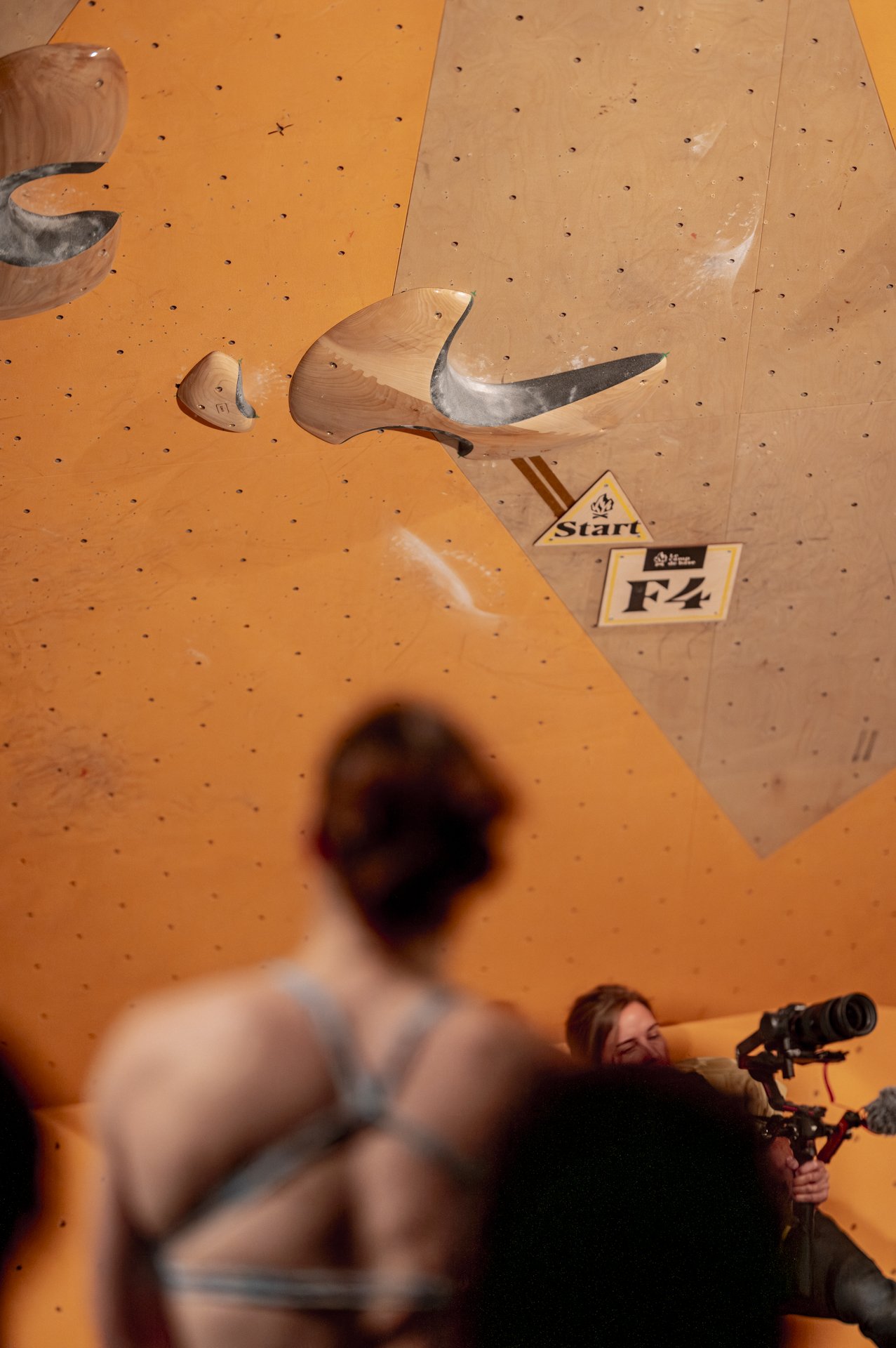 Chloé Caulier qui analyse un bloc de finale au Master of fire 2023 dans la salle du Camp de Base