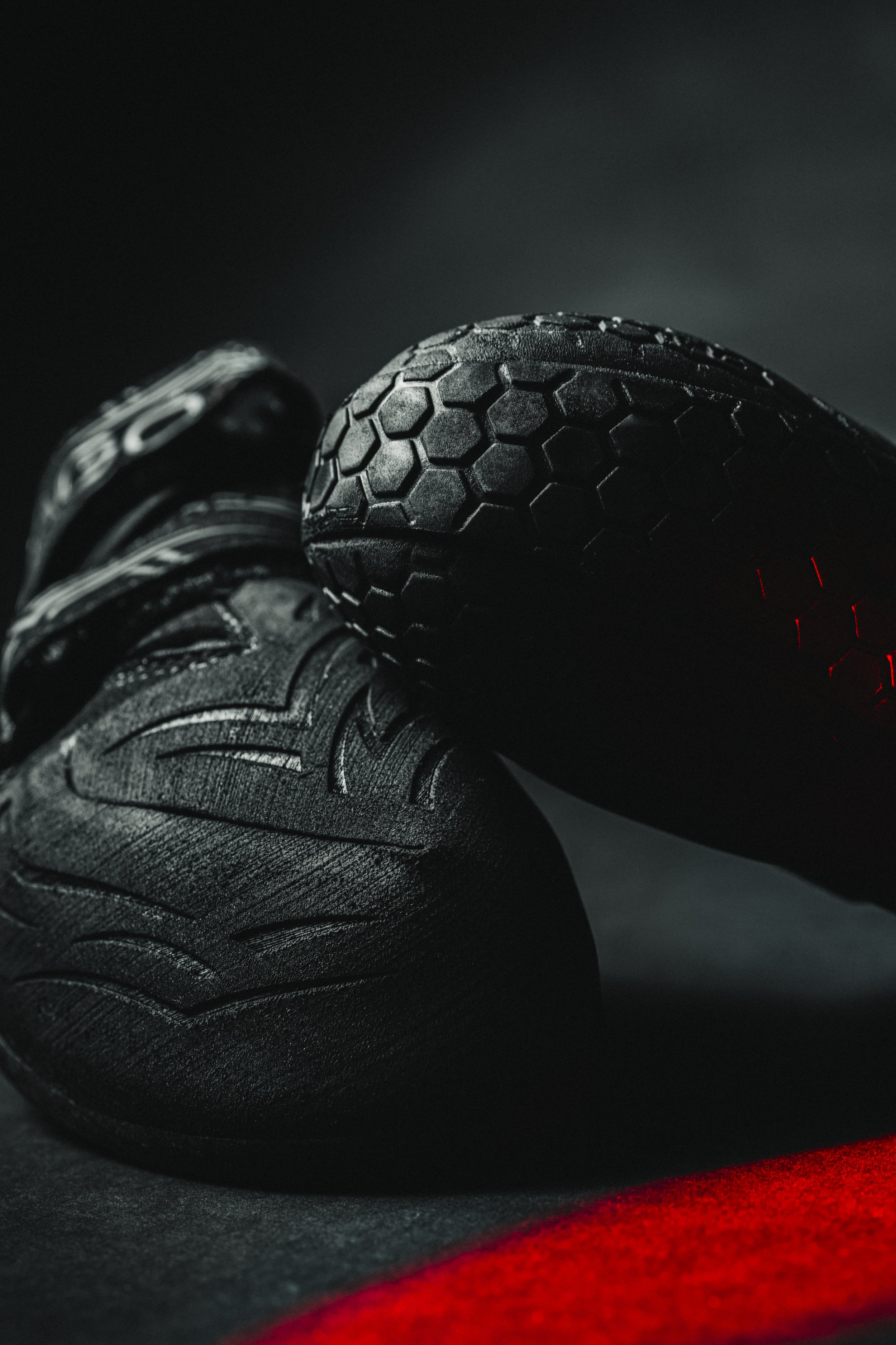 Cette photographie, signée Julien Mathy, se concentre sur la texture de la gomme et les détails sculptés du chausson. L'éclairage et la profondeur de champ mettent en évidence la qualité de la conception et la précision de la fabrication.