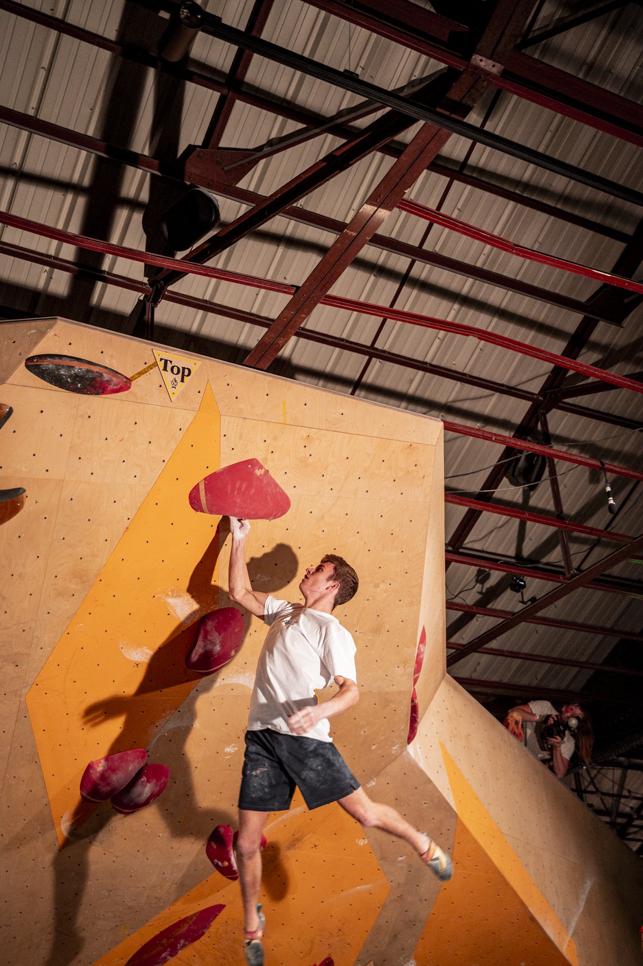 Hannes Van Duysen sur le top du dernier bloc de la finale au Master of fire 2023 dans la salle du Camp de Base