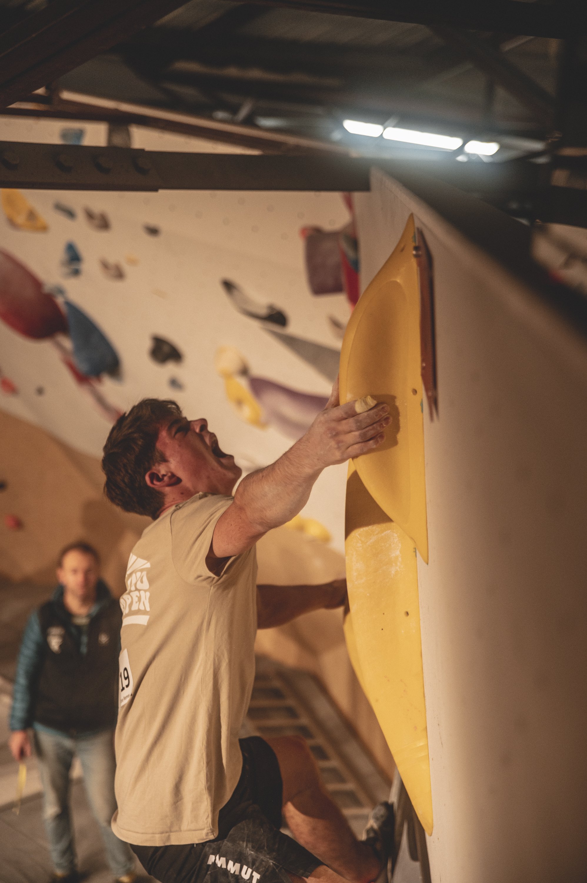 L'effort ultime, la dernière prise, le cri de la victoire. Ce grimpeur, au sommet de son bloc, exprime toute l'intensité de son ascension. Julien Mathy capture l'émotion brute de la performance, un moment de dépassement de soi.
Vous cherchez un phot