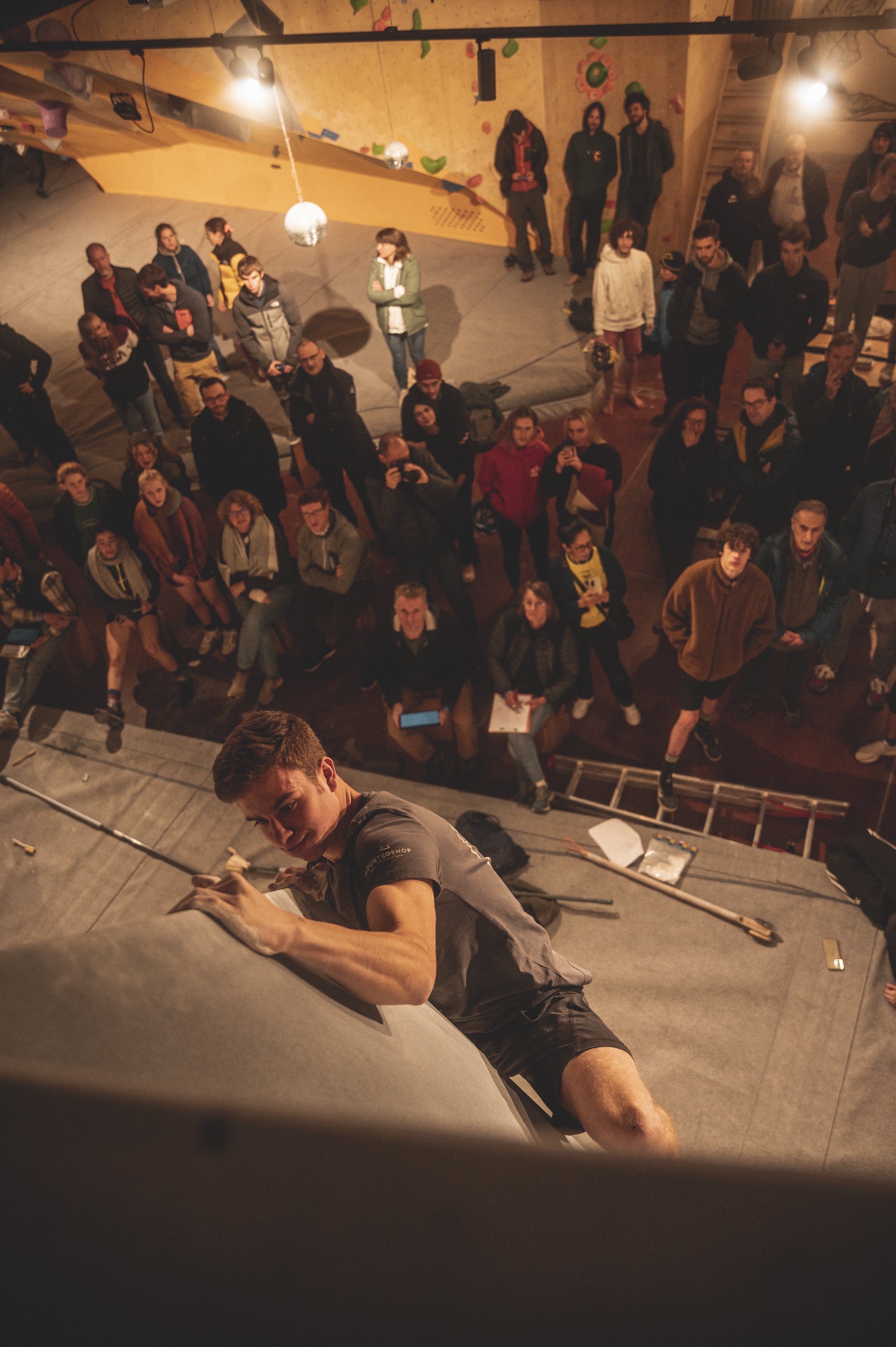 Hannes Van Duysen se bat sur un bloc difficile, tout près du top. Julien Mathy capture l'intensité de l'effort et la détermination de l'athlète, un moment de suspense et de dépassement de soi.
Vous cherchez un photographe pour immortaliser vos explo