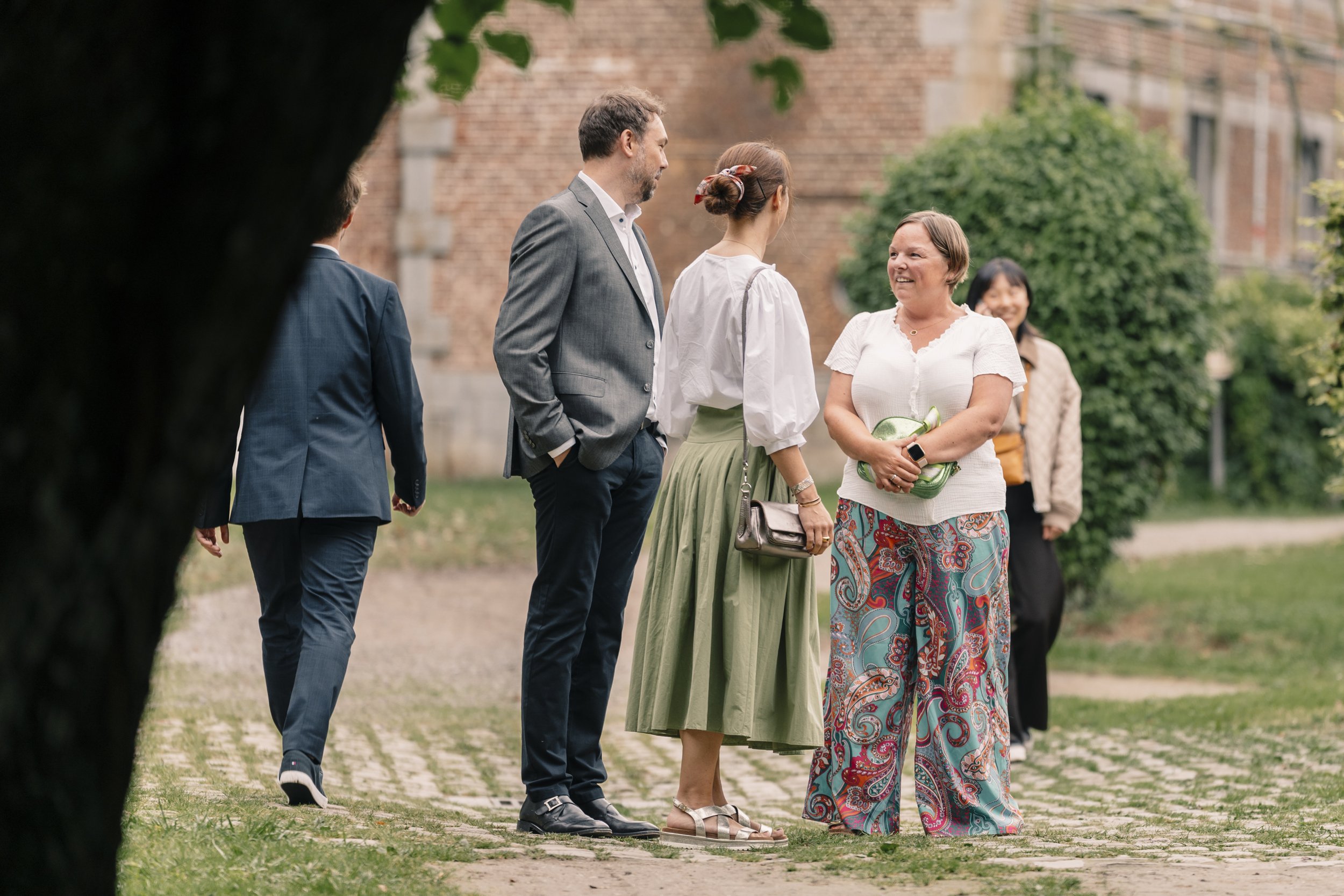 L'ambiance chaleureuse et conviviale du mariage de Johann et Maude à l'Abbaye Notre-Dame du Vivier se reflète dans ces instants volés. Julien Mathy, photographe de mariage discret et attentif, capture des conversations animées entre les invités, témo