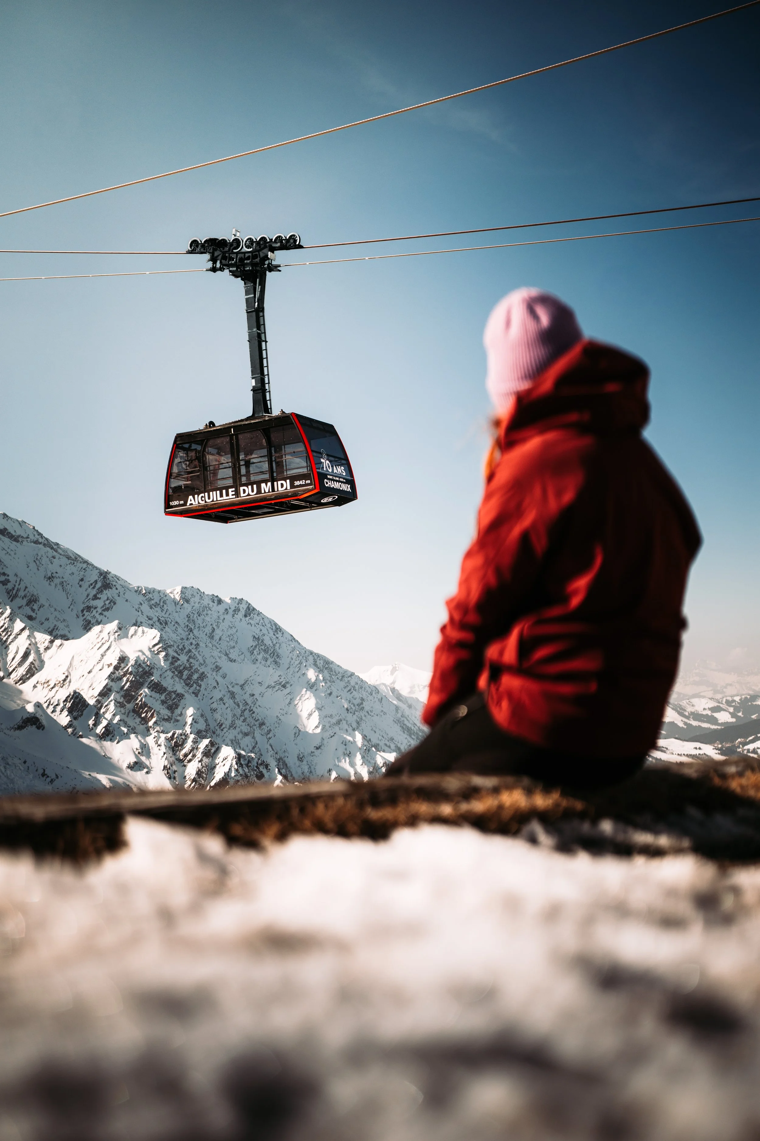 Quelqu'un qui regarde la cabine de l'aiguille du midi