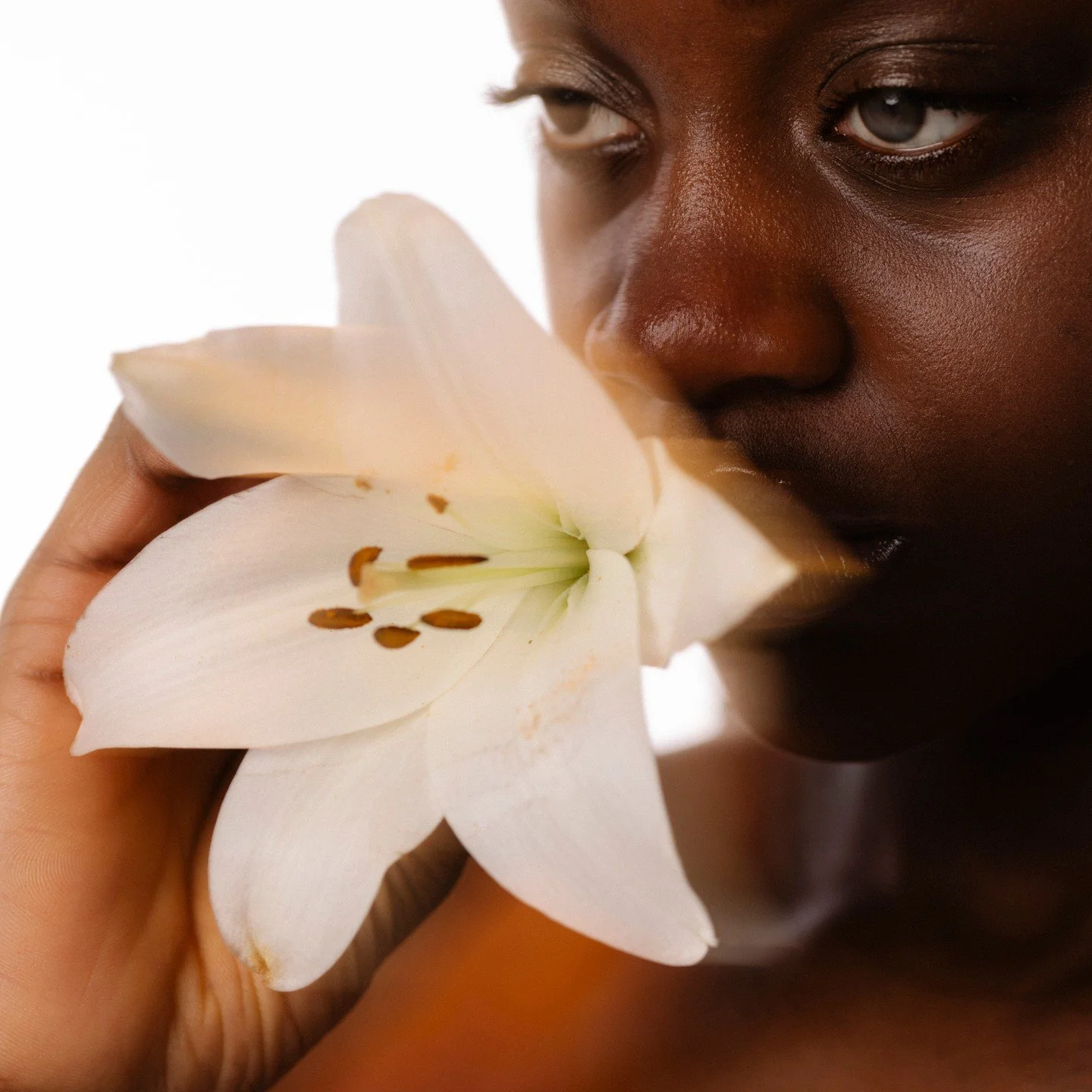There is a garden in her eyes, where roses and white lilies flow ✨ 

// Team //
Mua: @bloom.belgie
Models: @llily.mb 
⠀⠀⠀⠀⠀⠀⠀⠀⠀
//Gear//
Z8 + 105mm 2.8
@nikonbelgium
#fashion #skincare #beautyphotography #editorial #belgianphotographer #femalemodel #