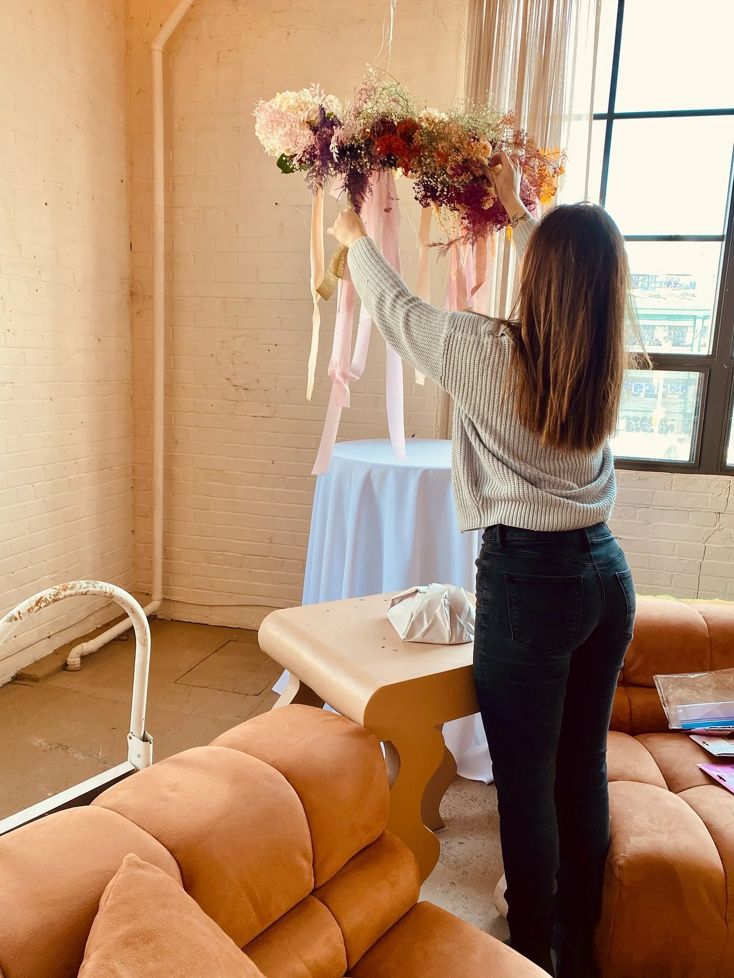 Designing with flowers has taught me patience. 😮&zwj;💨

✨You can&rsquo;t force a bloom to open before it&rsquo;s ready. 
✨ You can&rsquo;t chance the season. 
✨ You can only honour natures rhythm, and create beauty within it. 🌿

If you&rsquo;re pl