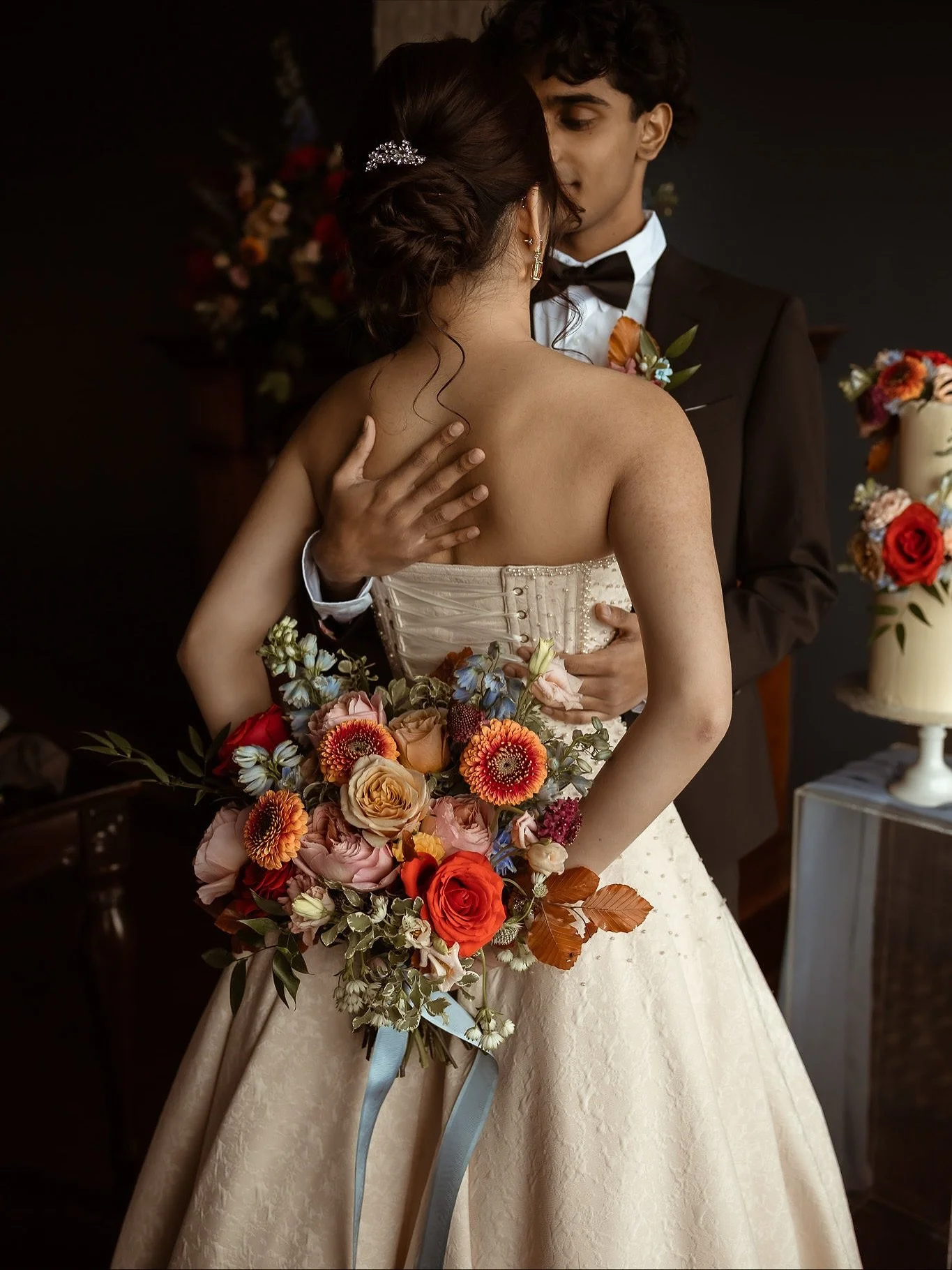 Warm tones, rich textures, and unapologetic romance 🍂
This shoot was all about celebrating fall&rsquo;s golden glow with lush blooms in burnt orange, crimson, mustard, and hints of blue for contrast. A perfect balance of modern refinement and cozy a