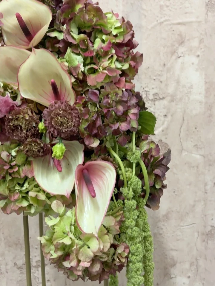 This isn&rsquo;t about trends it&rsquo;s about intention.

Traditional florals focus on symmetry.
Modern florals focus on mood, movement, and scale.

Toronto couples in 2026 are choosing designs that reflect their personality, not a template.

✨ Cust