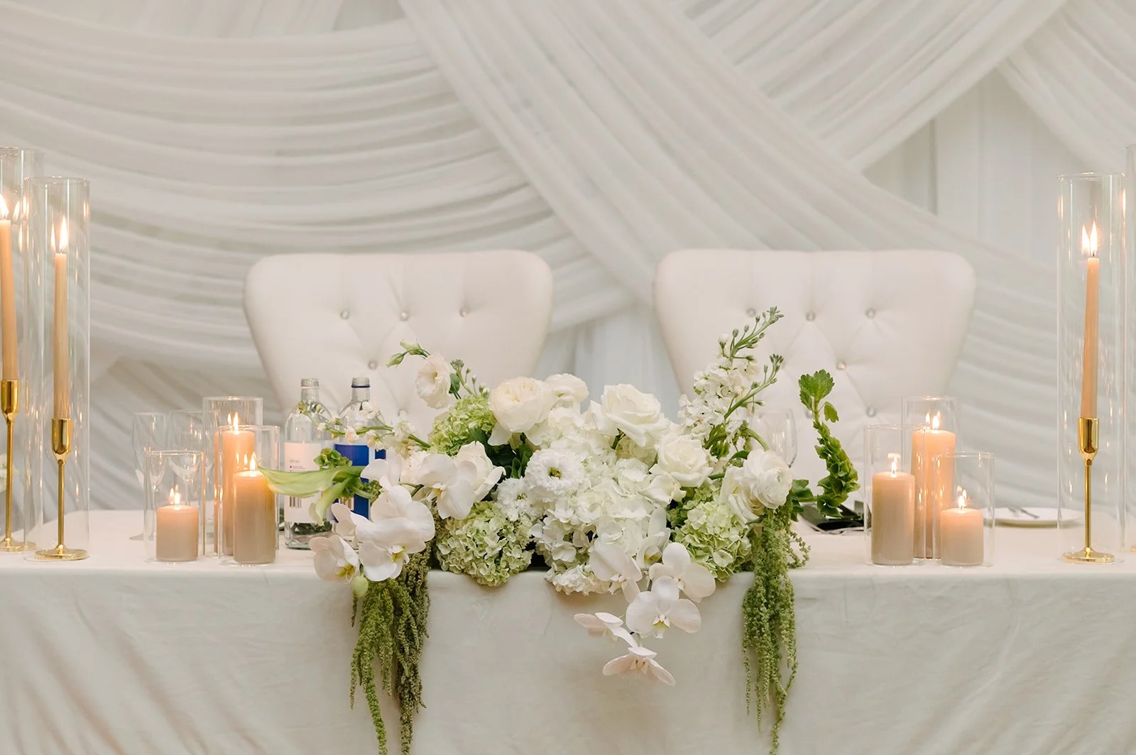Image of Floral centrepiece at head table of toronto wedding. By Toronto Wedding florist