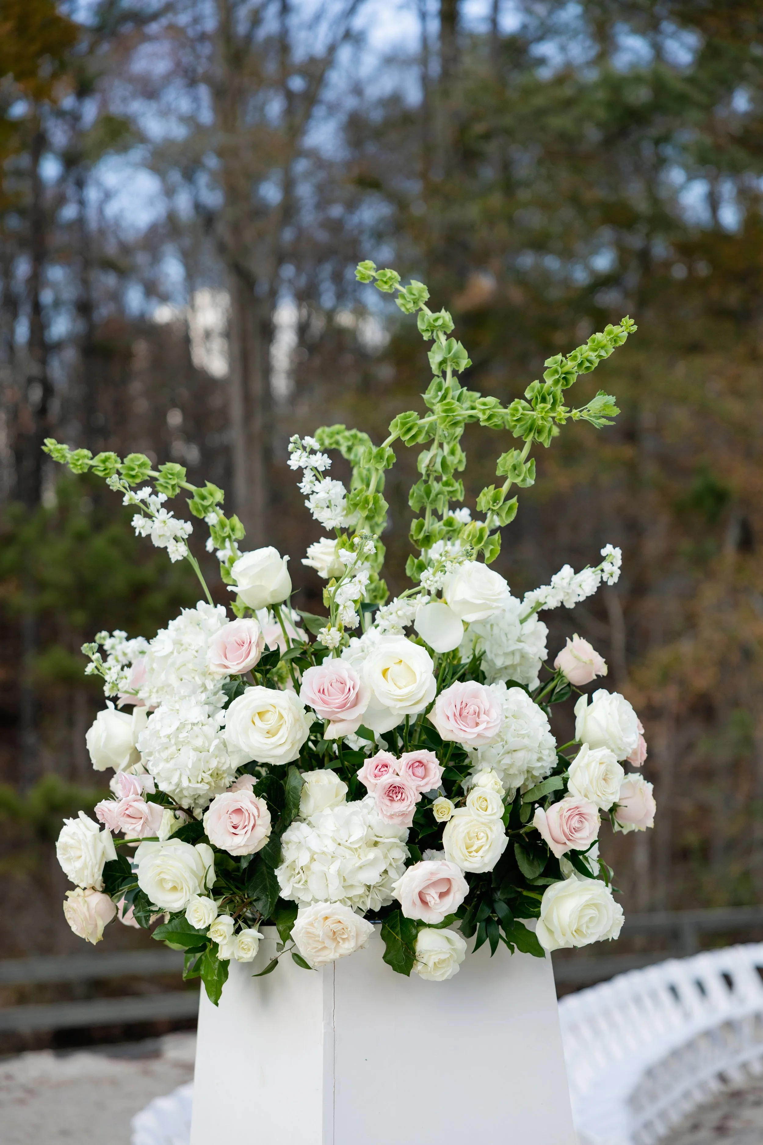 A_Windwood_Wedding_Outdoor_Ceremony_Floral_Arrangement_Beautiful.jpg