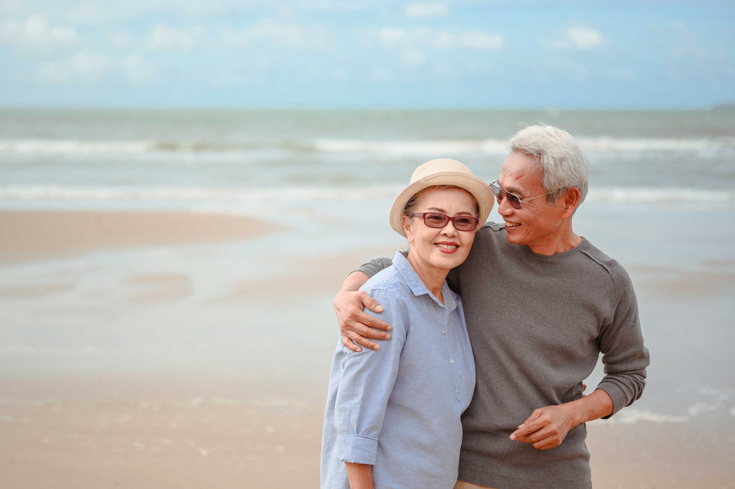 senior-couples-embrace-the-sunrise-beach-plan-lif-2026-03-16-06-18-19-utc.jpg
