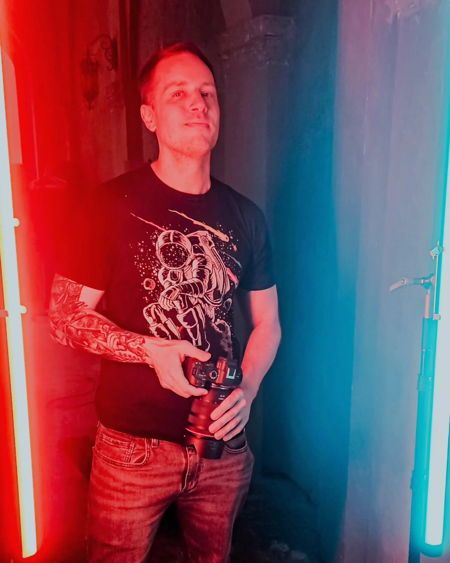 The rare BTS of me. Thx @avalon_saph for the shot.
.
.
#TorontoPhotographer #BTSshoot #BehindTheScenes #PortraitLighting #CreativeStudio #PhotographerLife #OnSetVibes #TorontoCreators #PhotographyLife #LightingSetup #InTheStudio #ContentCreation #Alt