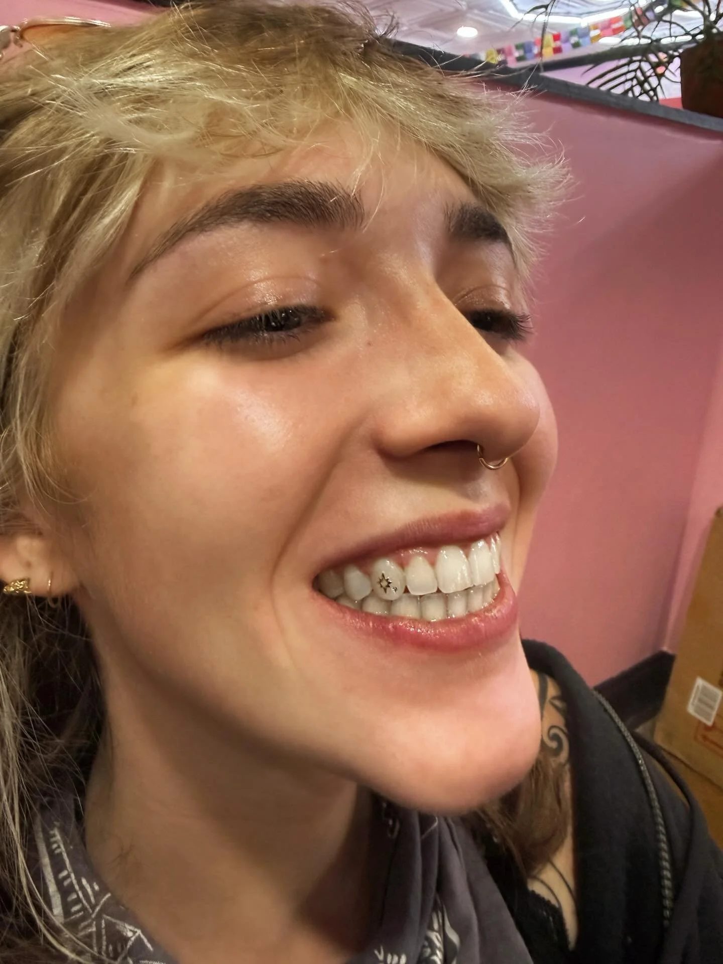 we love a gold gem moment ✨ 

#lovebitetoothgems #lovebiteteethwhitening #lovebitenola #nolatoothgems #nolateethwhitening