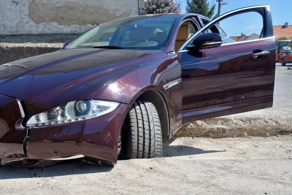 How to Deal With An Accident Occurred by a Pothole?