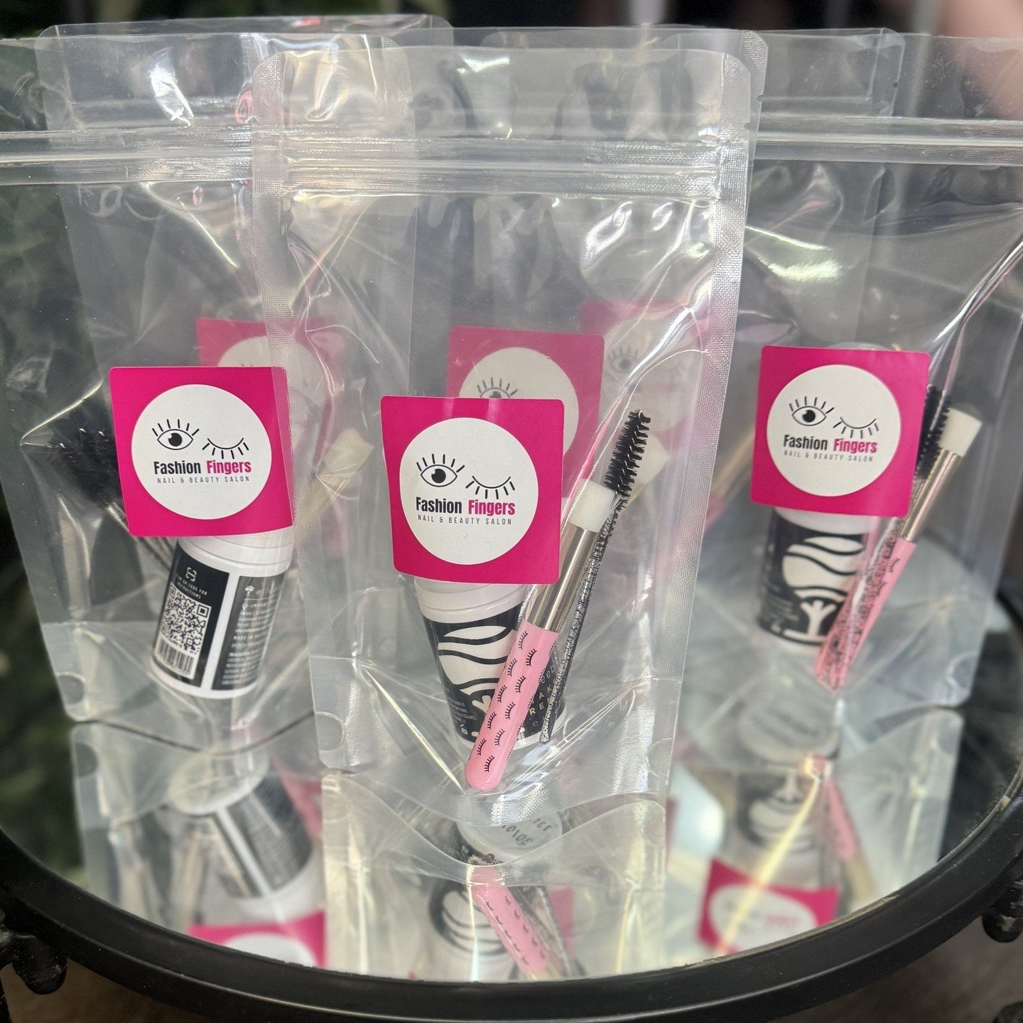 EVERY full set of lash extensions come with a complimentary aftercare kit!⁠
🖤 Cleanser⁠
🖤 Cleansing Brush⁠
🖤 Lash Wands⁠
⁠
These will keep your lashes fresh &amp; clean!!