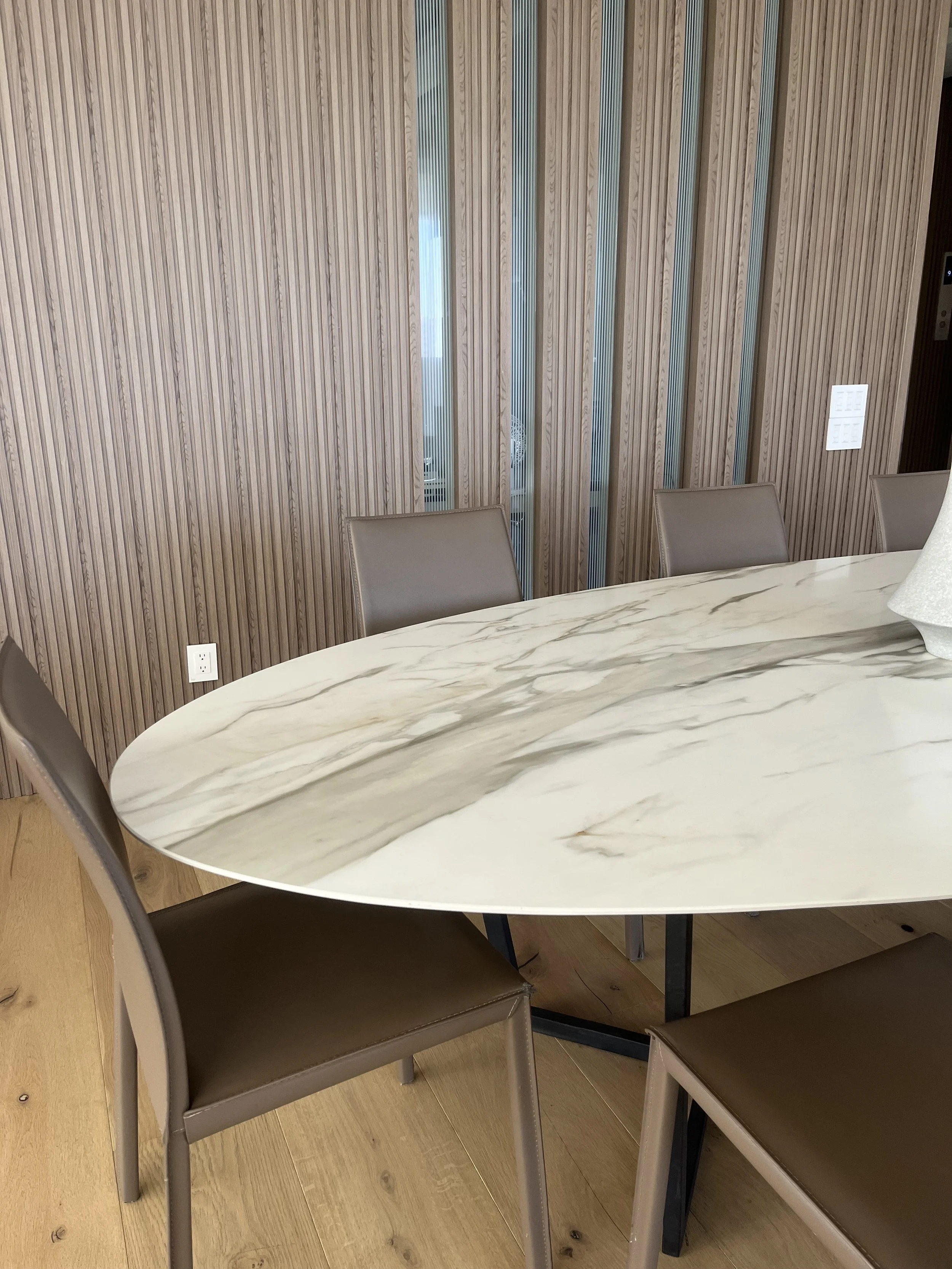Mesa ovalada de mármol con sillas de color beige  para comedores o salas, mesas de marmol para interiores, mesas de piedra personalizadas