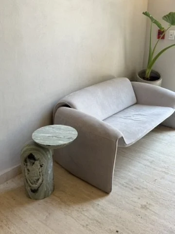 mesas auxiliares o laterales de mármol 100% natural, espacios modernos, vivos y minimalistas.