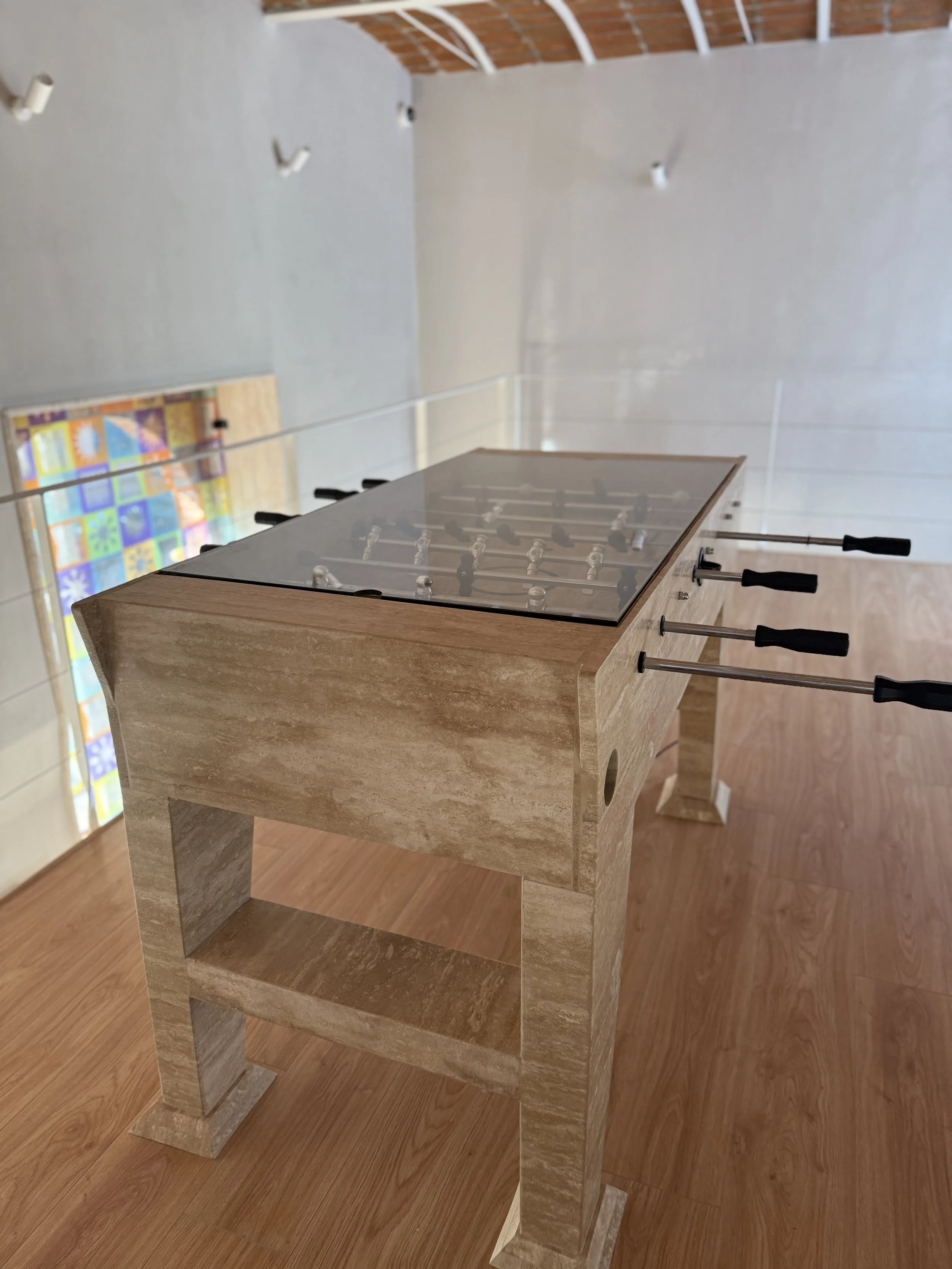 Mesa de futbolín de madera con cubierta de vidrio hecha en travertino rojo