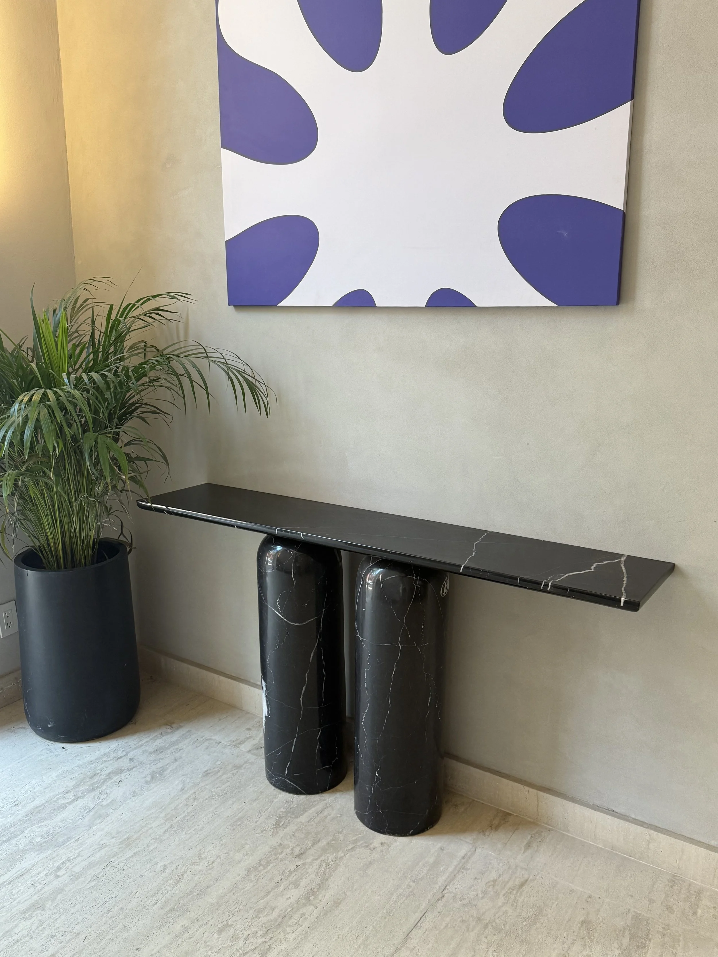 credenza o consola de mármol natural en negro monterrey, recibidores de mármol para casas u oficinas.