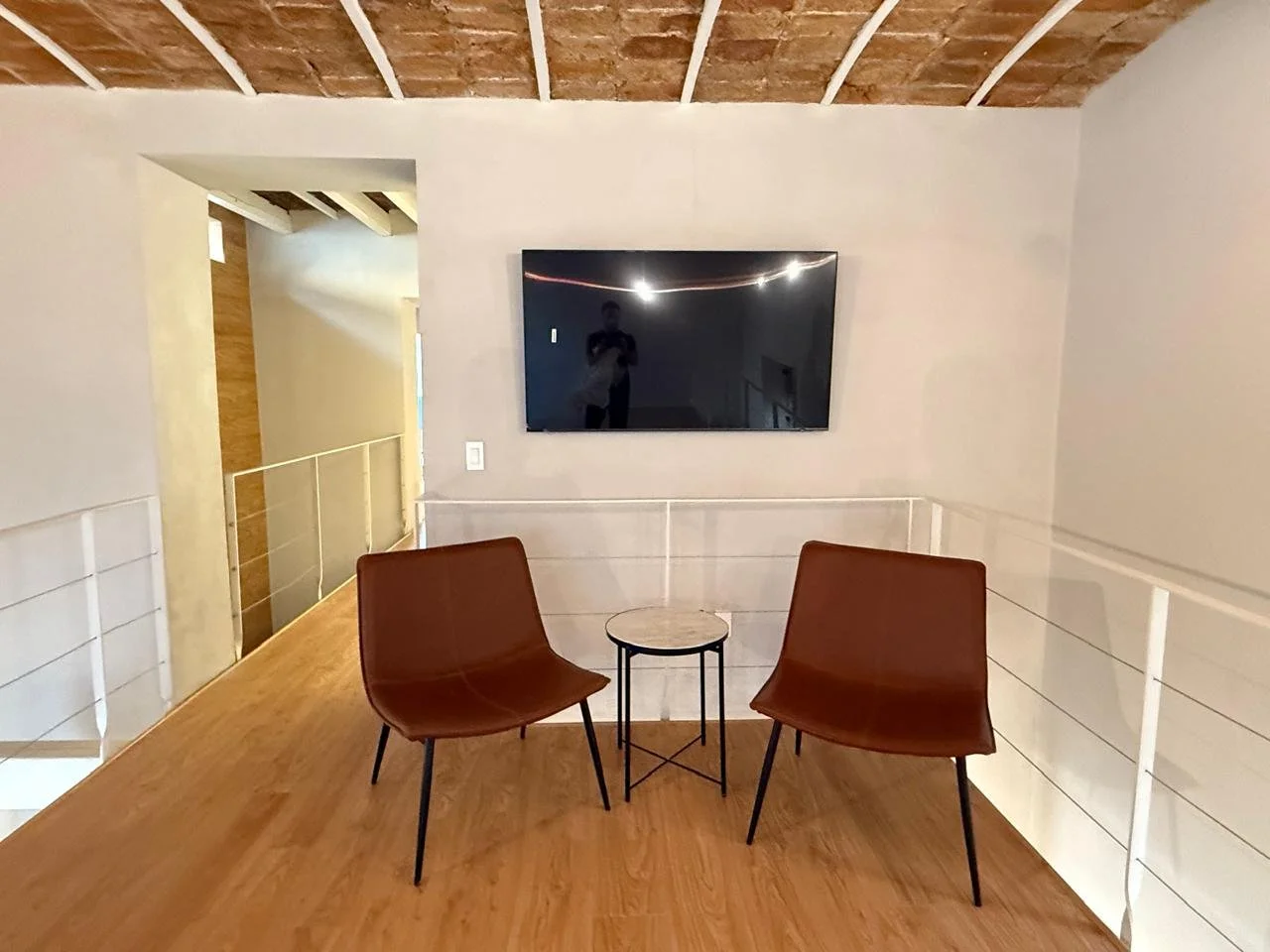 mesa auxiliar para salas de espera, sala residencial o cafeteteria.