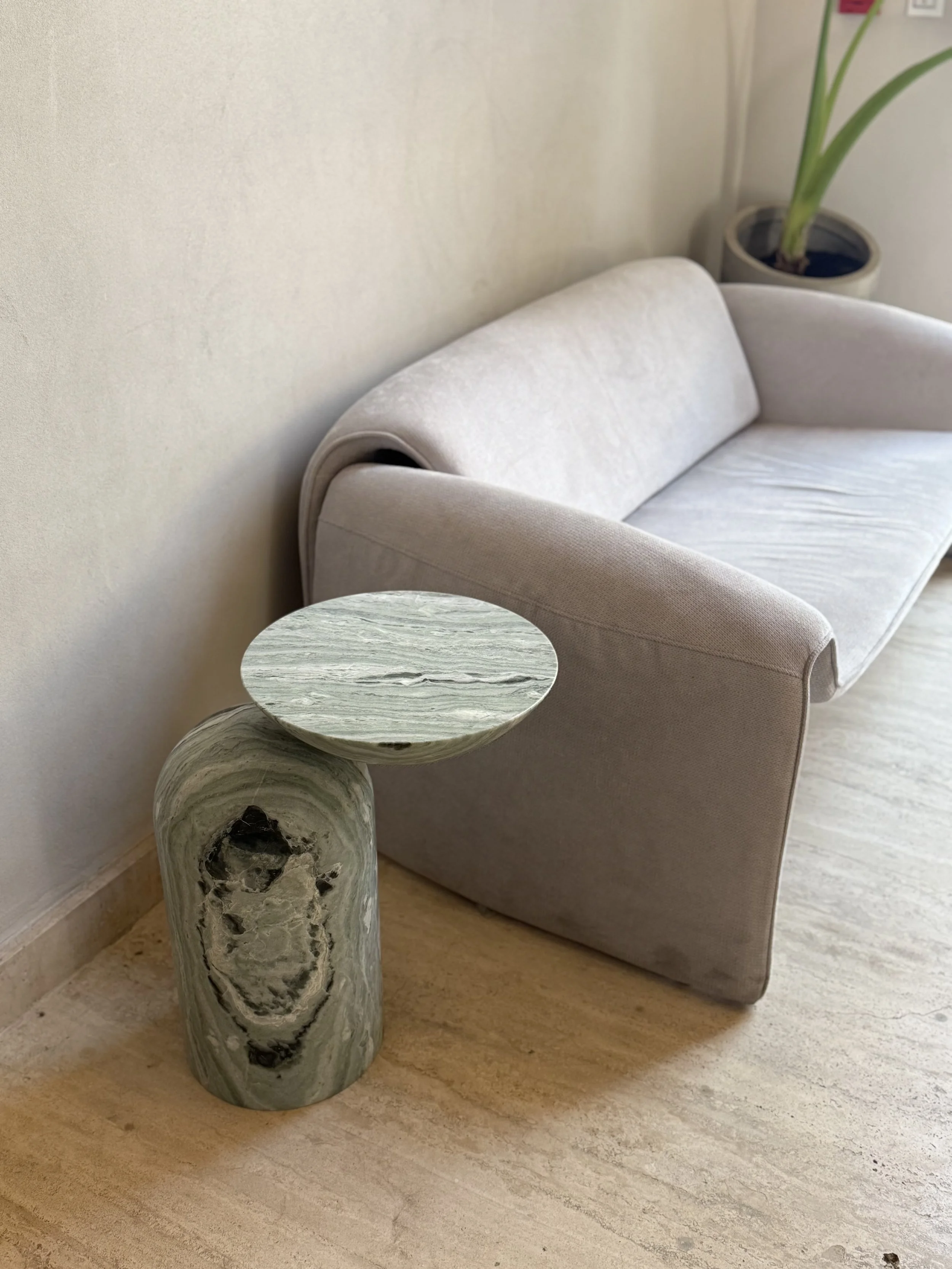 mesa auxiliar minimaistas con mármol verde jade clouds