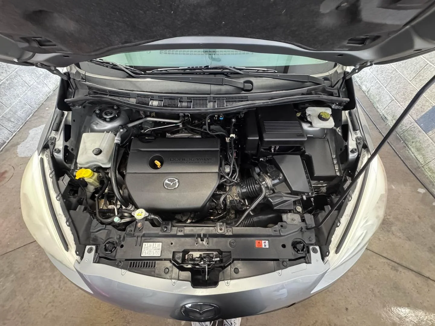 Minivans work hard. School runs, groceries, road trips&hellip; the engine bay sees it all. But pop the hood and a clean engine bay says the vehicle is cared for, maintained, and ready for the long haul.

At Comet Auto Detailing, we safely clean and r