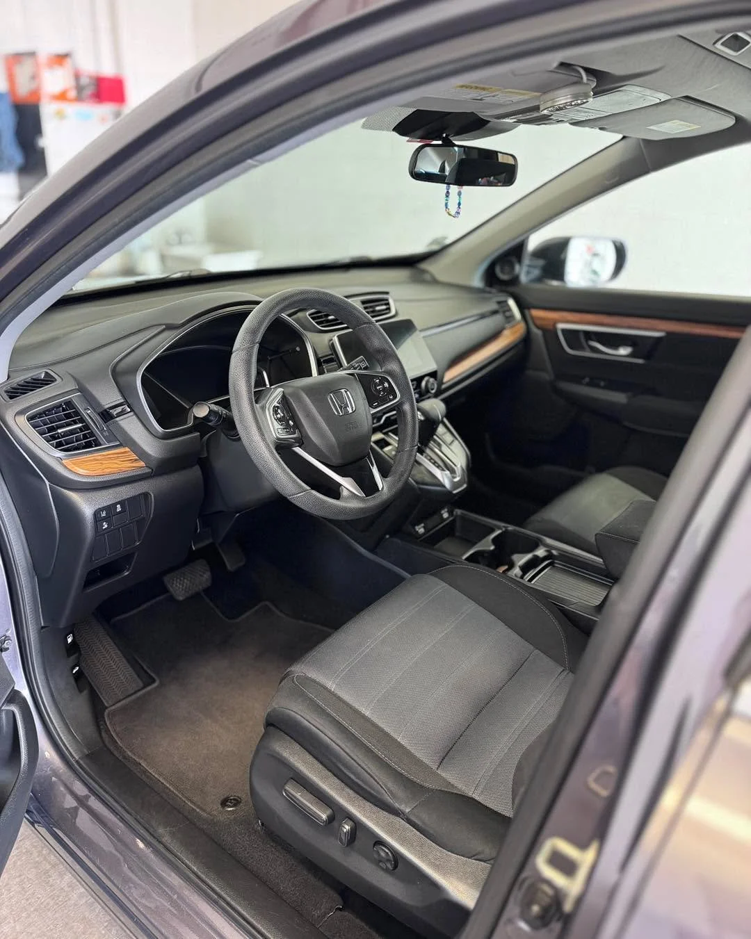 The interior of this Honda CR-V went from everyday use&hellip; to like-new comfort. 🔥

Deep-cleaned seats, fully extracted carpets, sanitized touchpoints, and every crack and crevice brought back to life. No shortcuts&mdash;just a full reset so ever