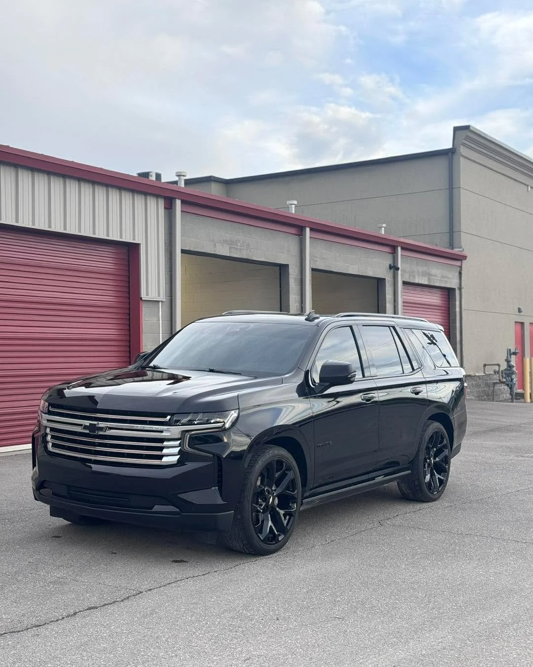 2023 Tahoe High Country in for a premium detail &mdash; restoring that deep gloss and luxury interior feel. ✨🚙

Big SUVs need real attention to keep that showroom finish. This one left looking sharp and protected.

📞 804-892-2738
🌐 www.cometautode